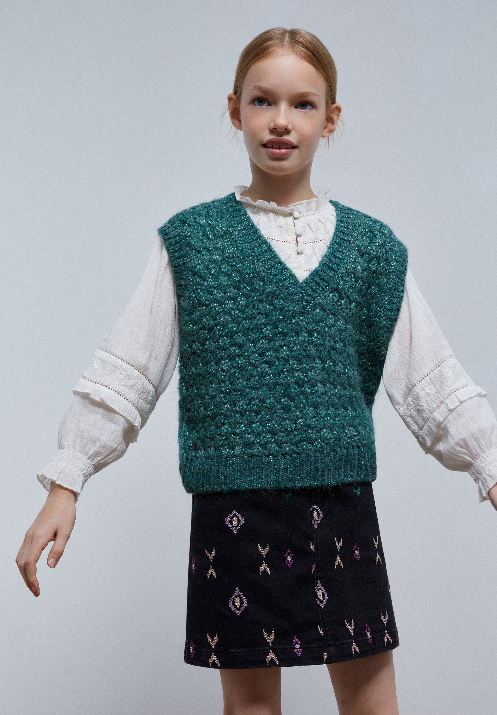 COLETE DE MALHA COM PORMENOR DE FIO METALIZADO