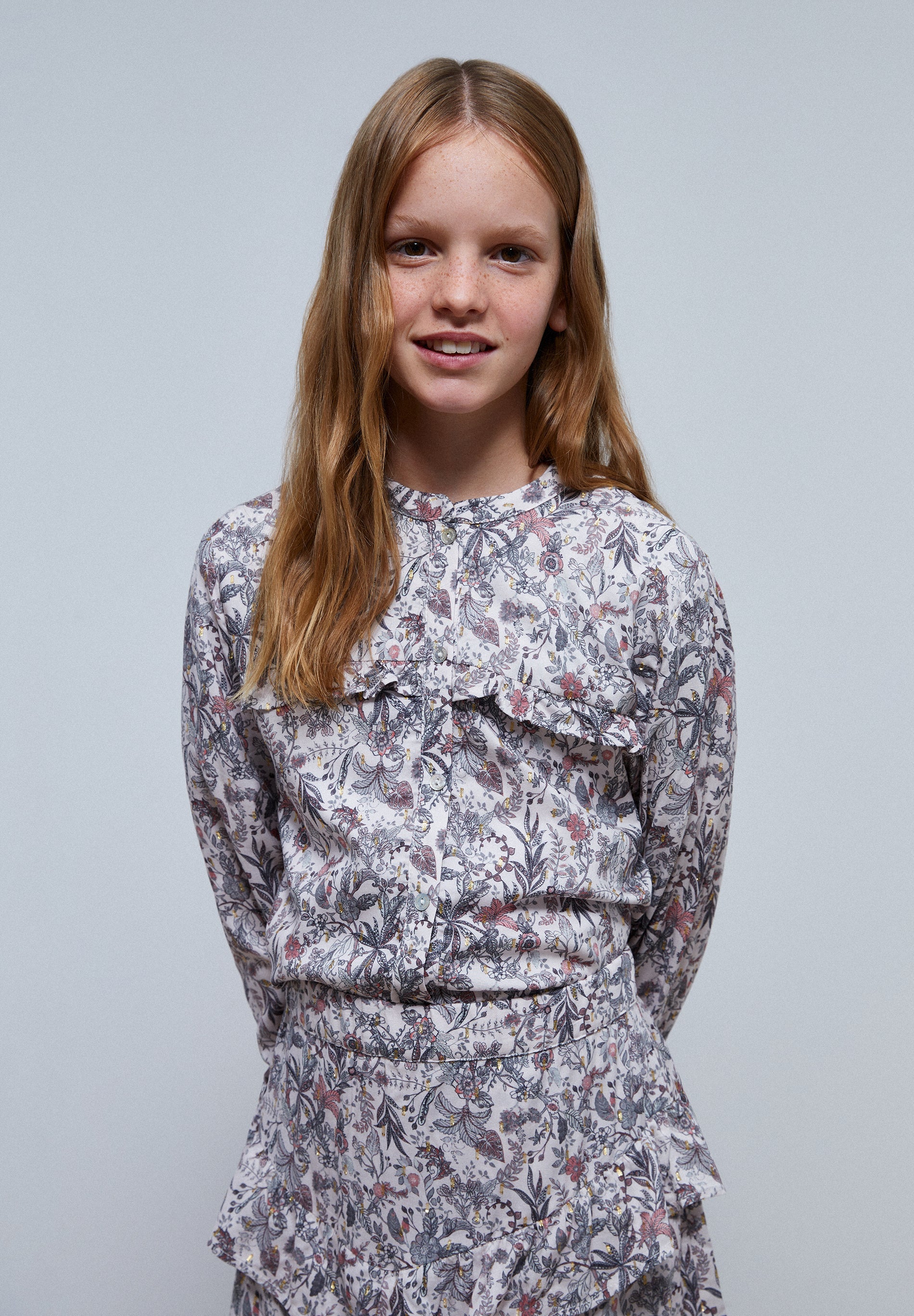 BLUSA COM FOLHO NA PARTE SUPERIOR