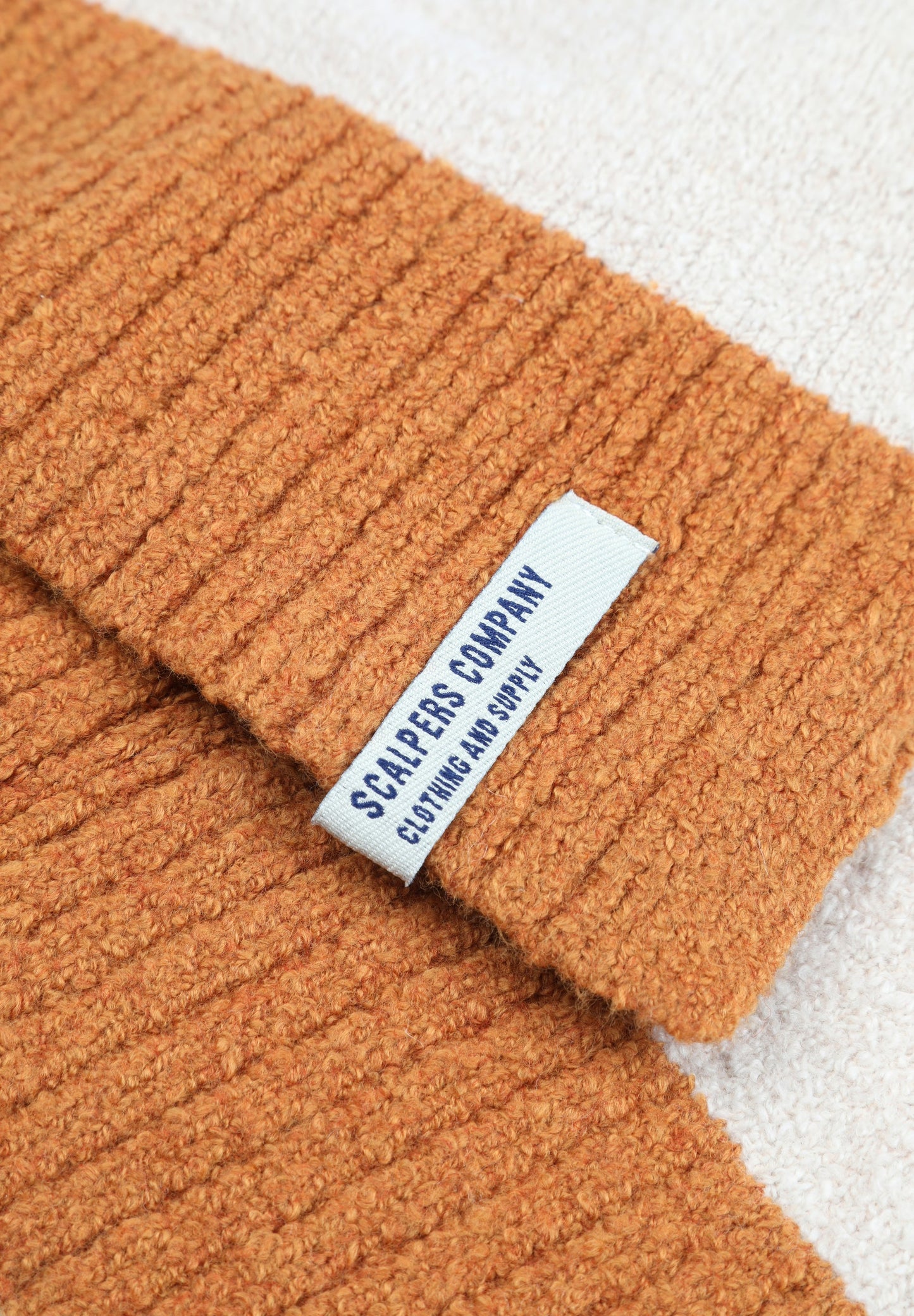 CACHECOL COM PORMENOR DE ACABAMENTO