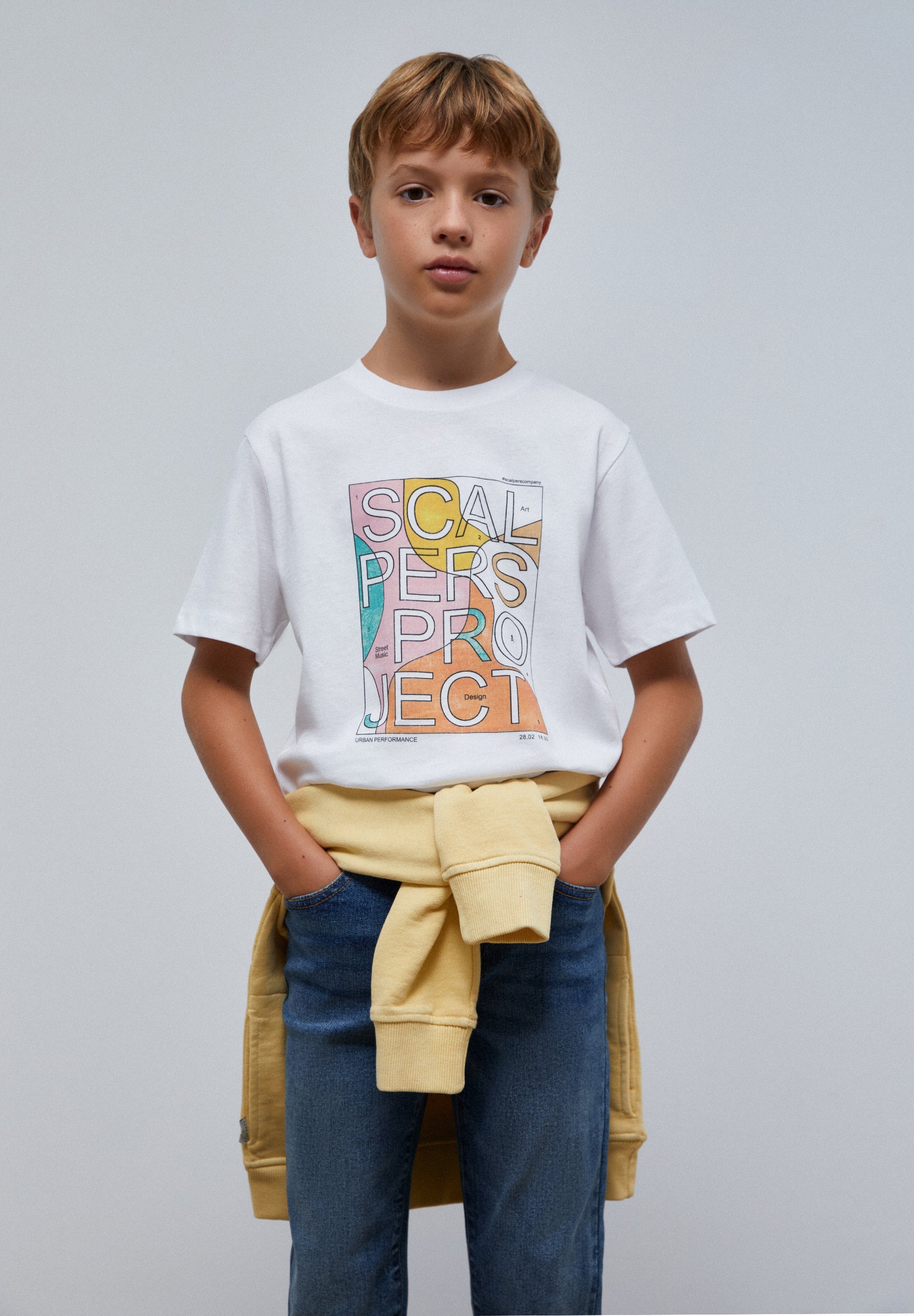 T-SHIRT COM DESENHO DE LOGÓTIPO ATRÁS