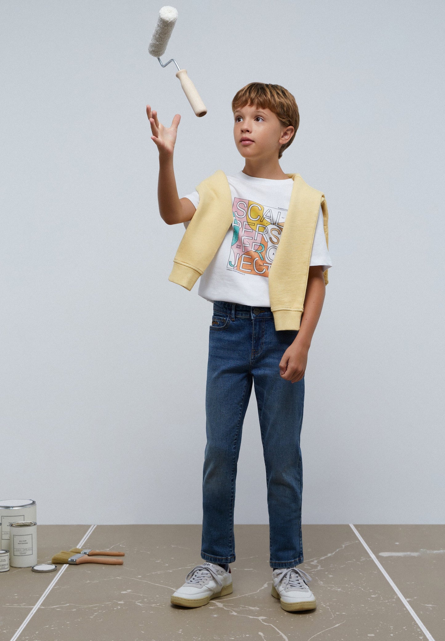 T-SHIRT COM DESENHO DE LOGÓTIPO ATRÁS