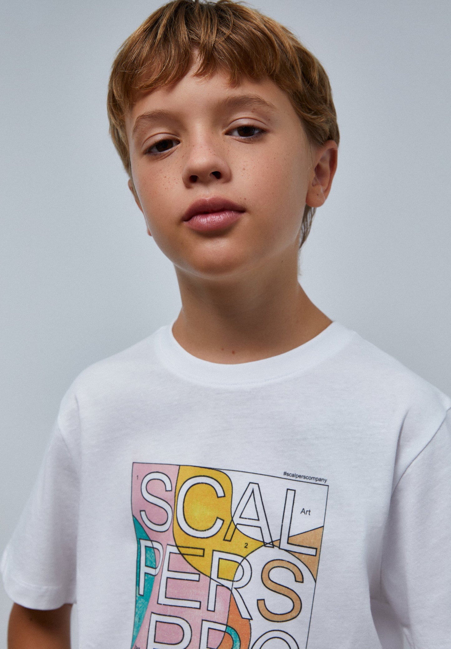 T-SHIRT COM DESENHO DE LOGÓTIPO ATRÁS