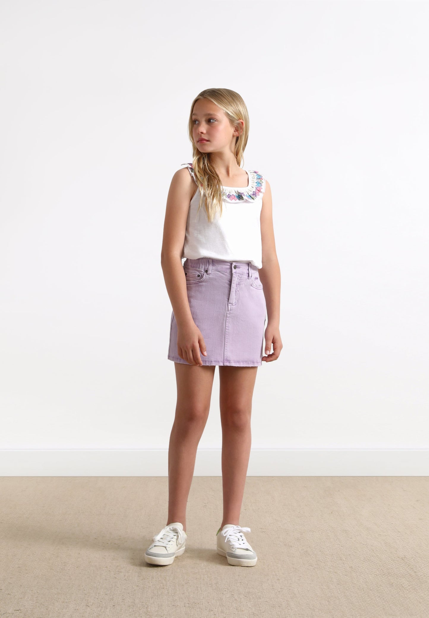 TOP COM FOLHO E BORDADOS