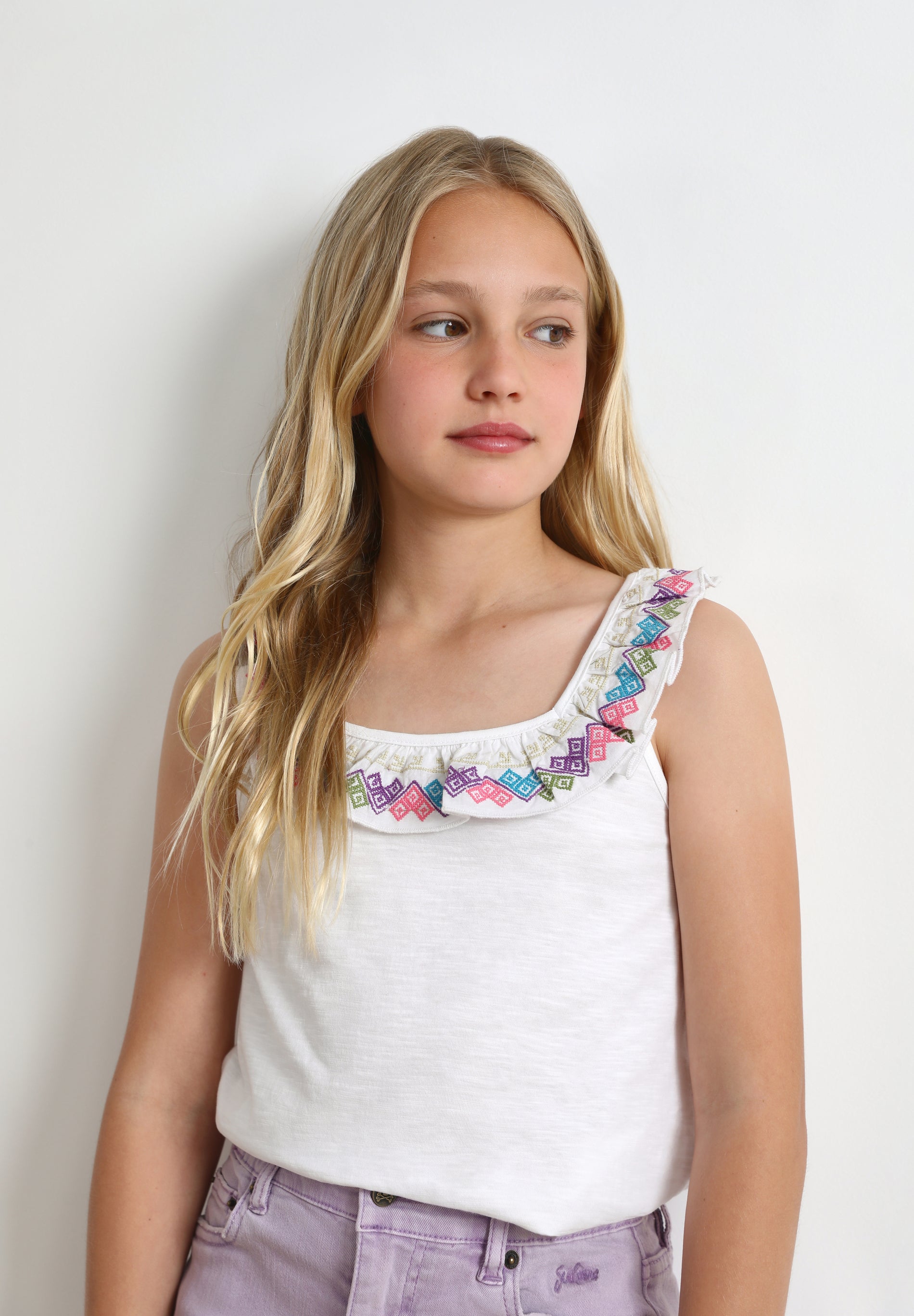 TOP COM FOLHO E BORDADOS