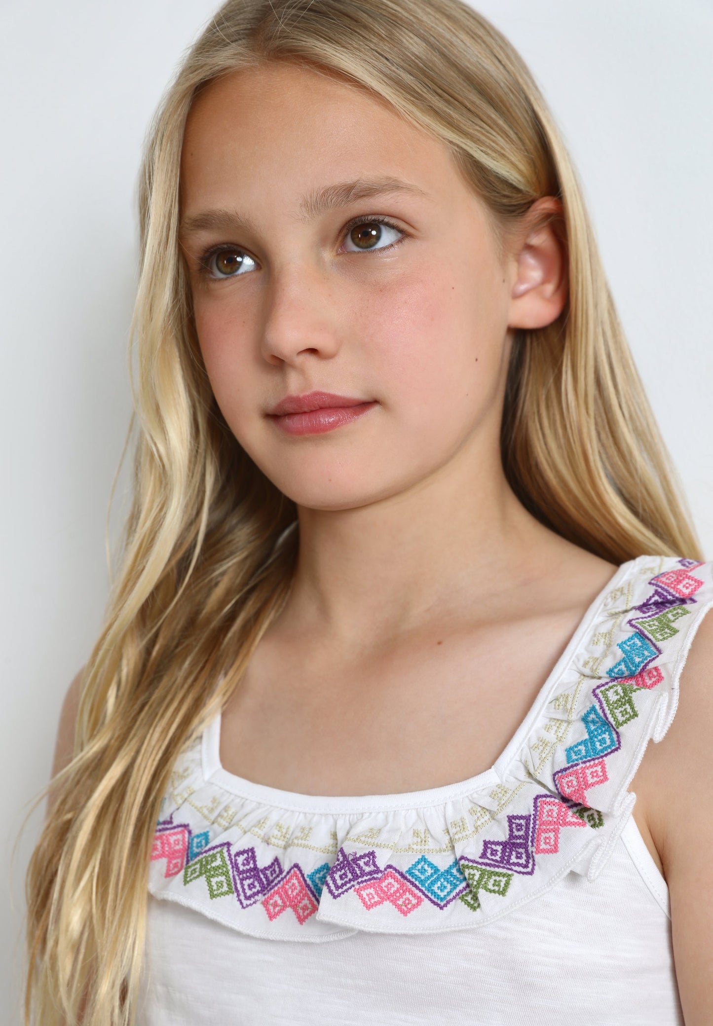 TOP COM FOLHO E BORDADOS