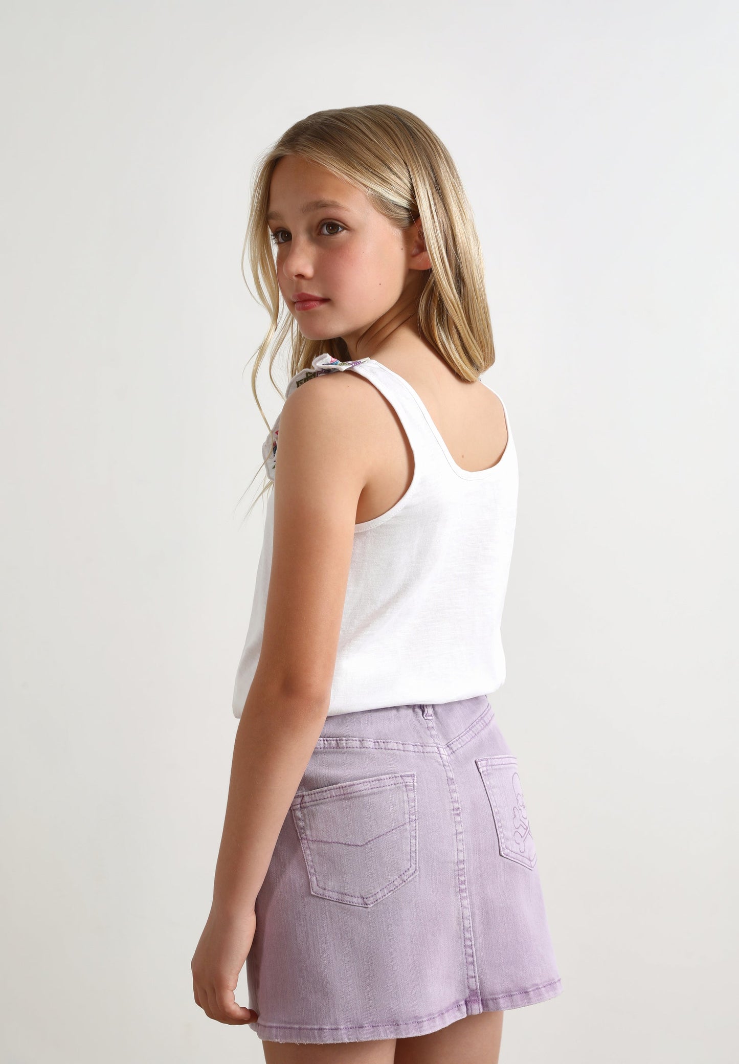 TOP COM FOLHO E BORDADOS