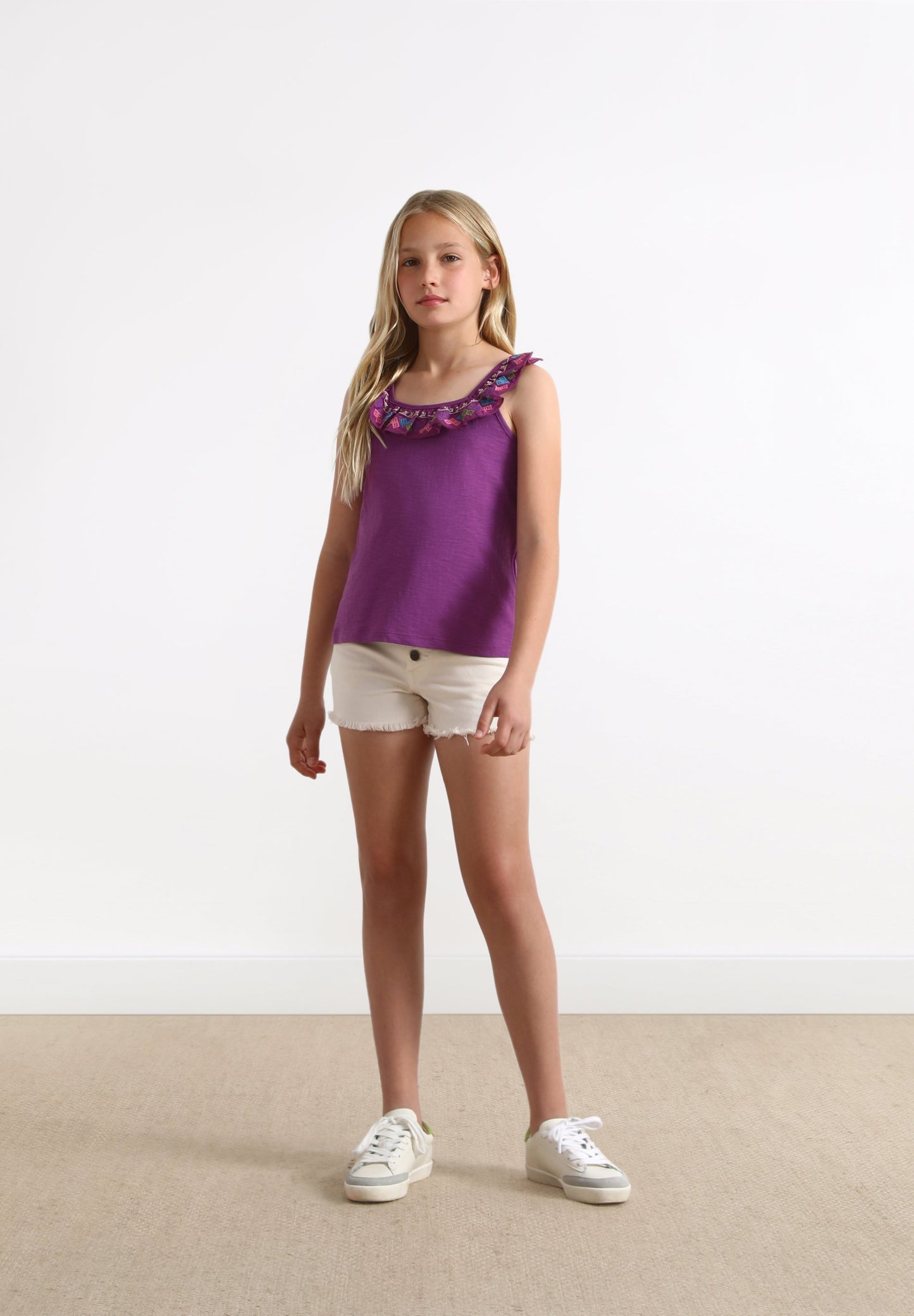 TOP COM FOLHO E BORDADOS