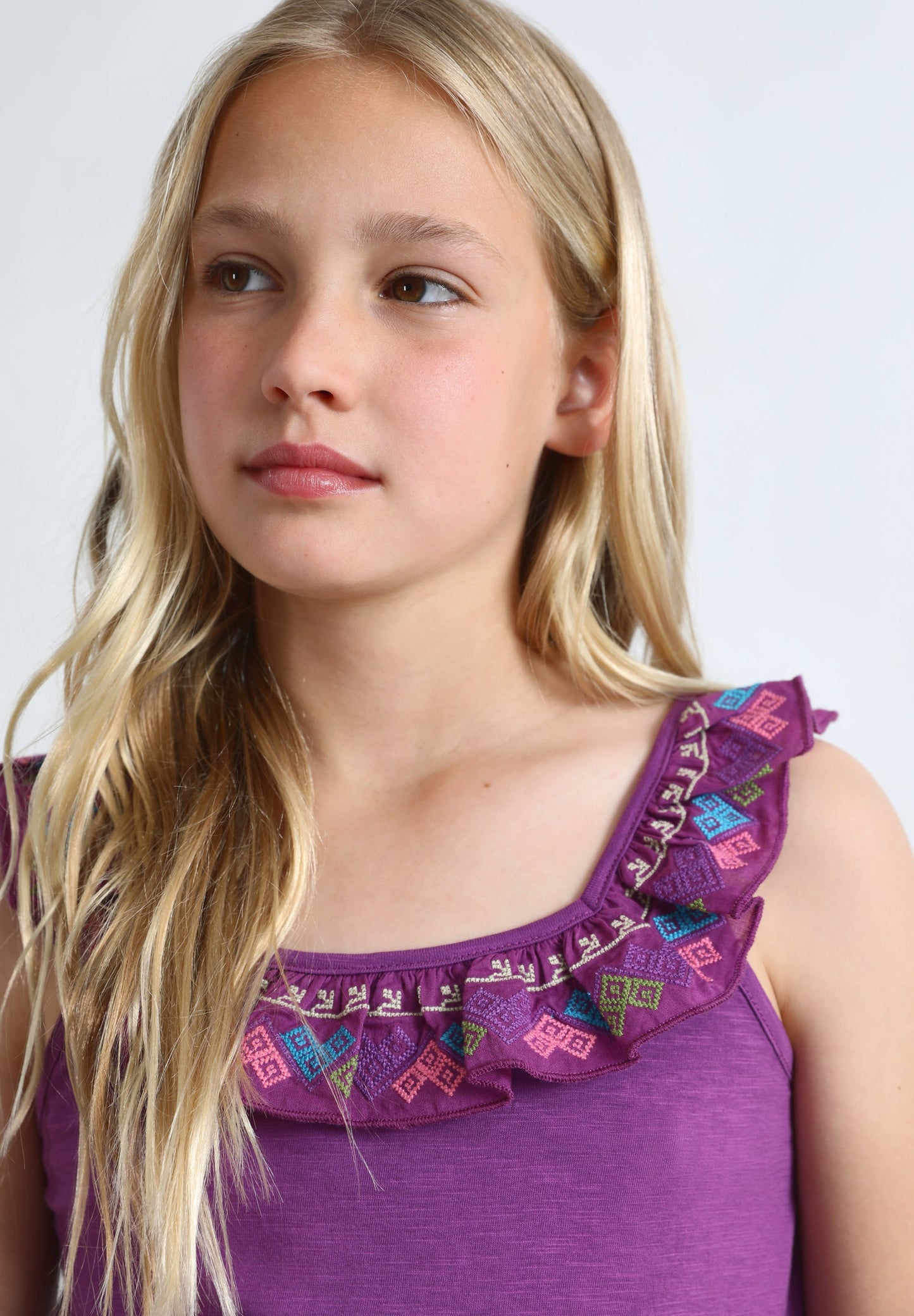 TOP COM FOLHO E BORDADOS