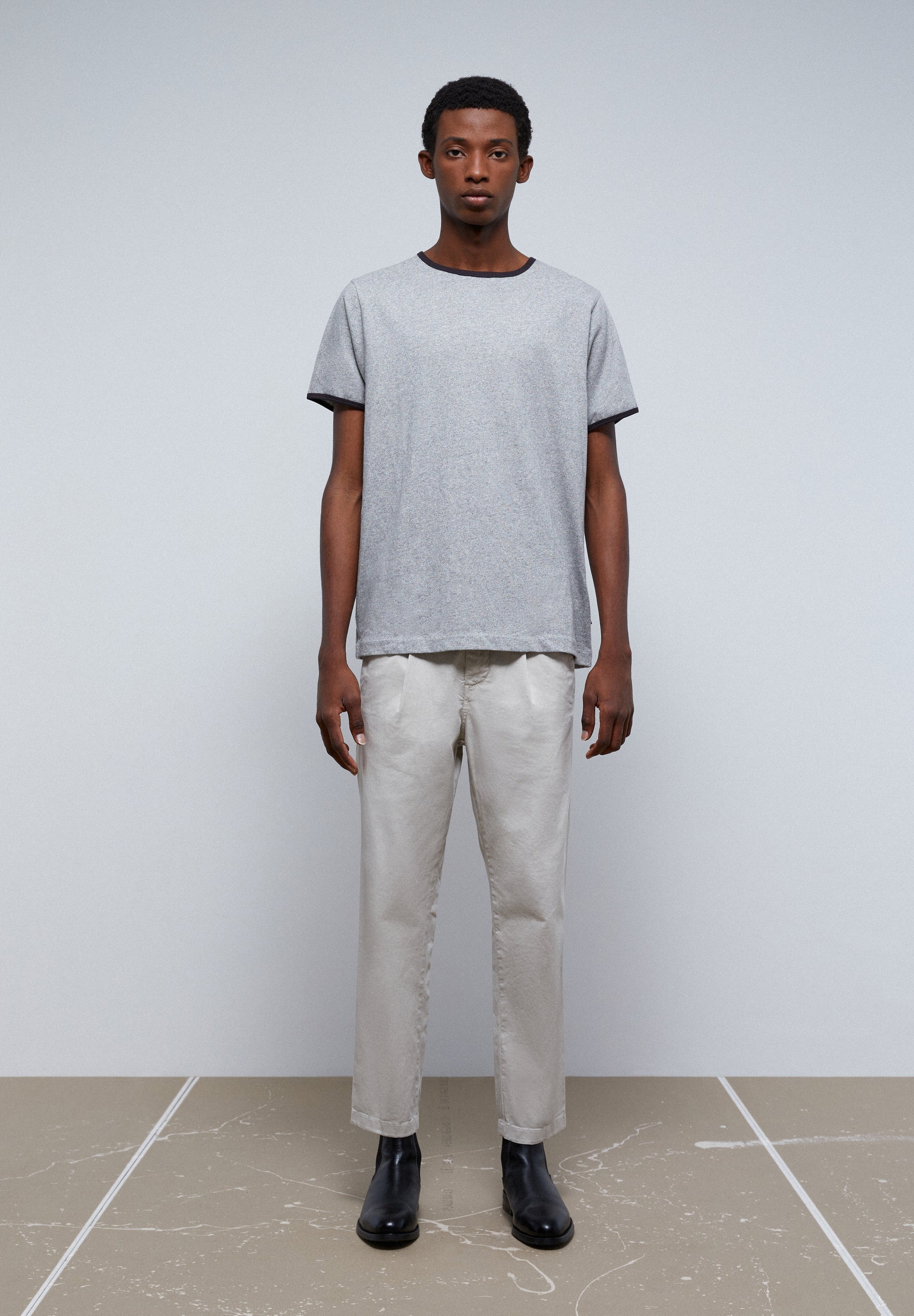 T-SHIRT PREMIUM COM ACABAMENTOS A CONTRASTAR