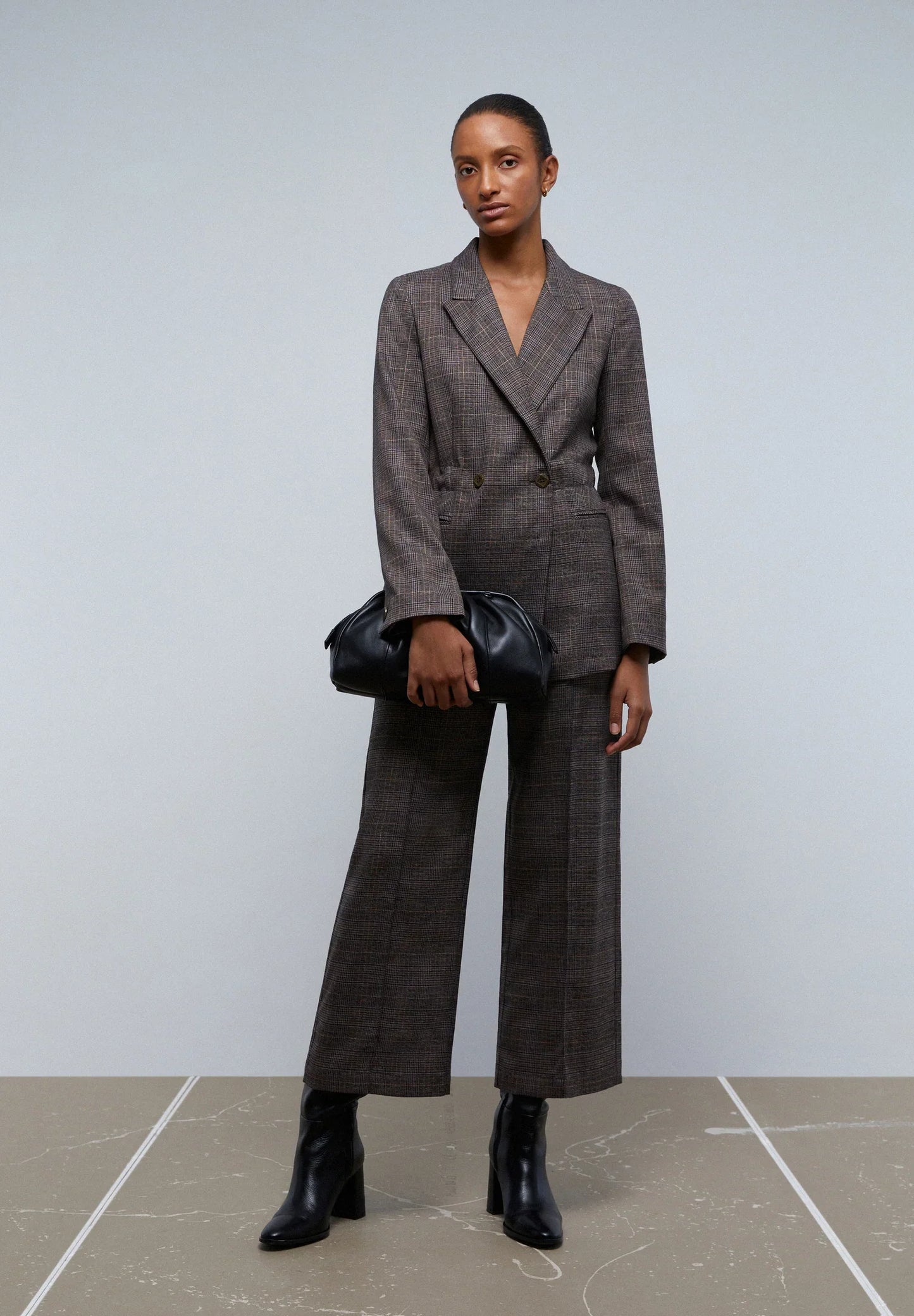 CALÇAS XADREZ COM PERNA CRUZADA