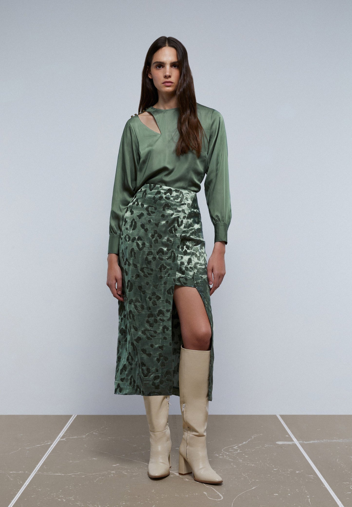 BLUSA ACETINADA COM ABERTURA NO OMBRO