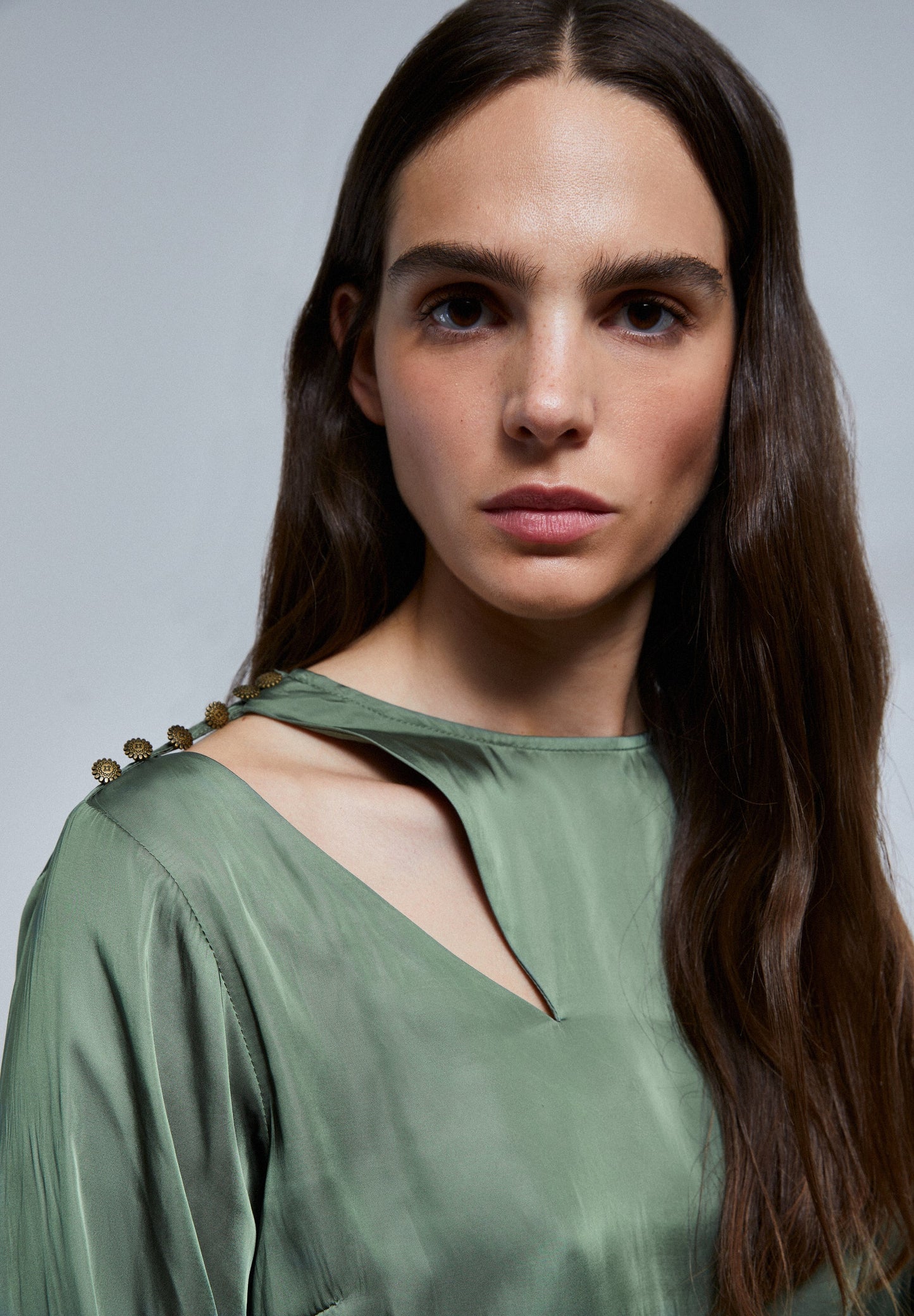 BLUSA ACETINADA COM ABERTURA NO OMBRO