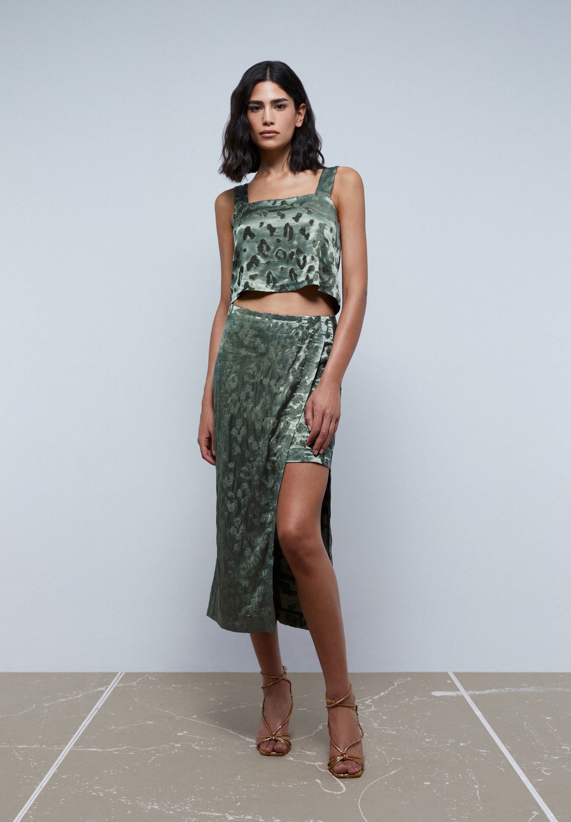 SAIA DE VELUDO COM ESTAMPADO ANIMAL E ABERTURA