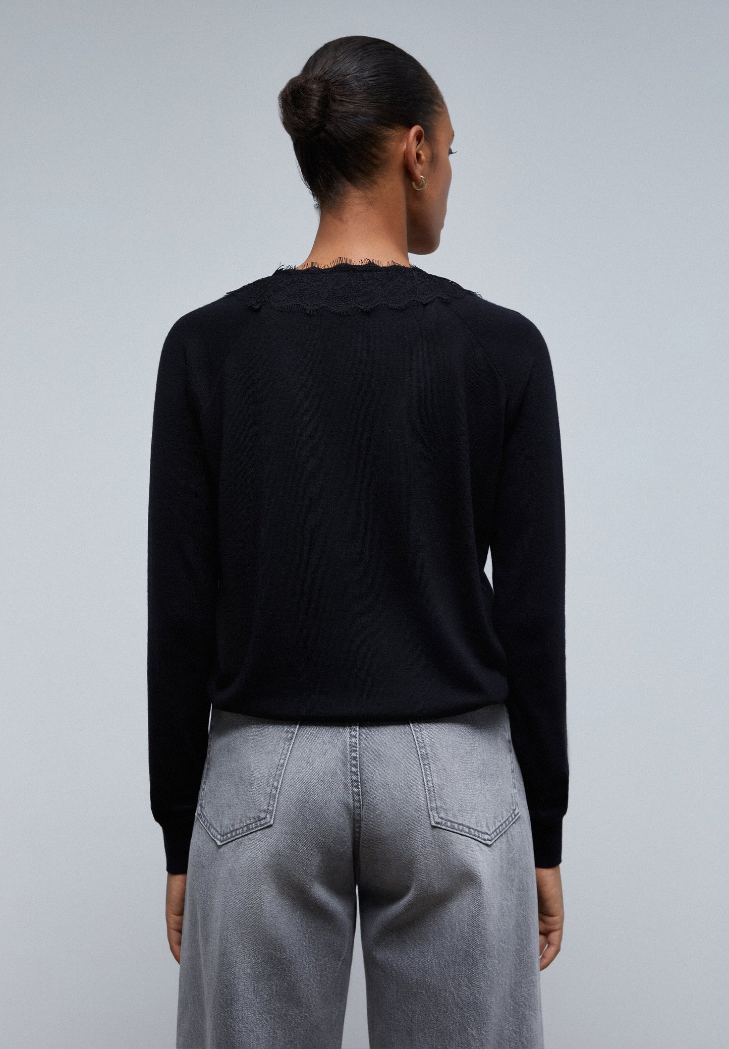 SWEATER COM PORMENOR DE RENDA