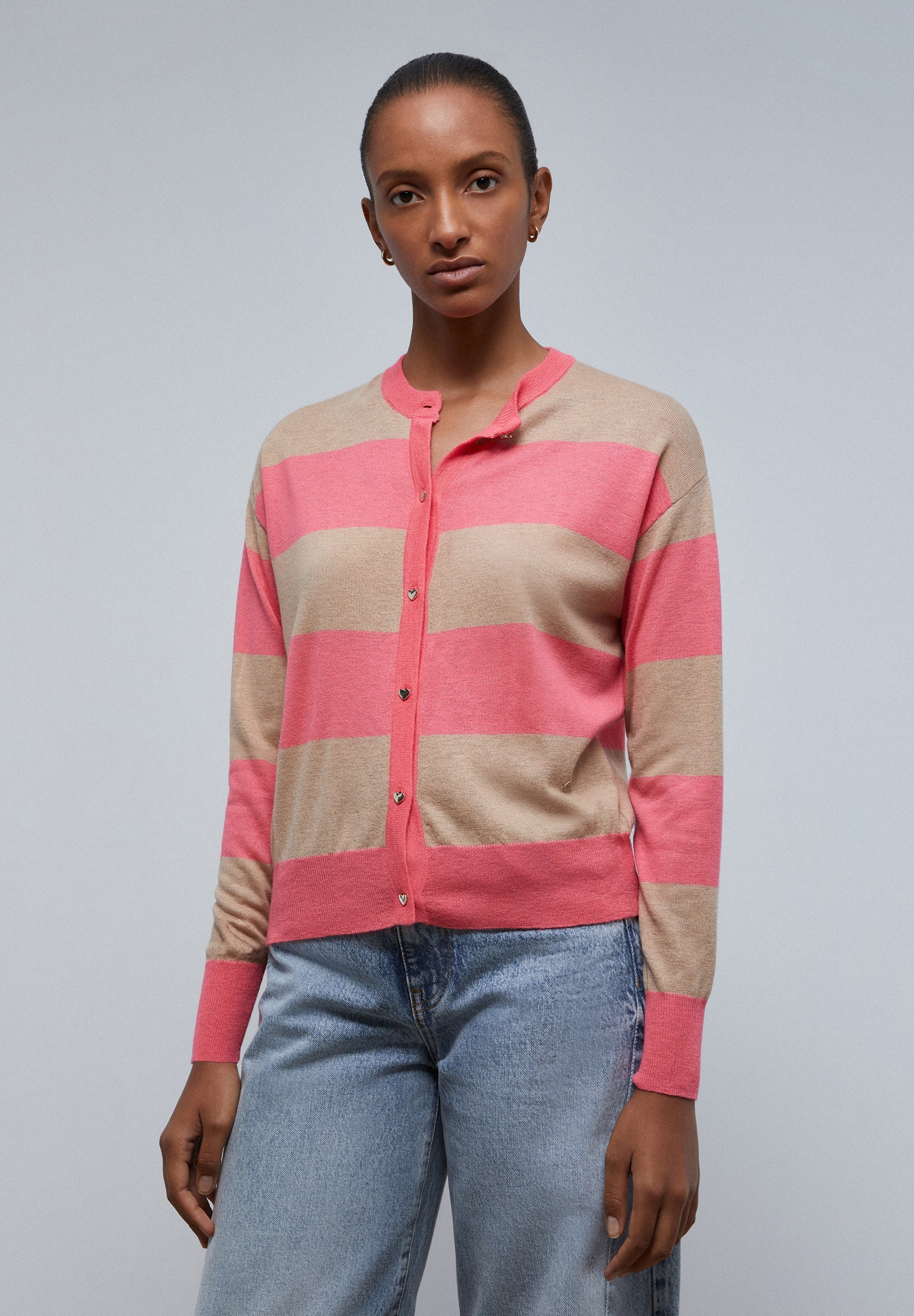 CARDIGAN ÀS RISCAS COM PORMENOR DE BOTÕES