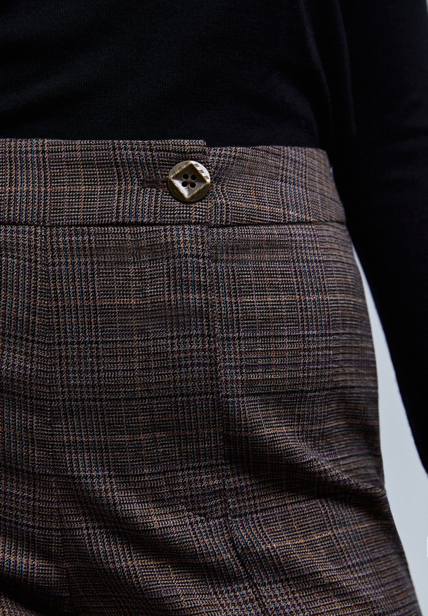 CALÇAS XADREZ COM PERNA CRUZADA