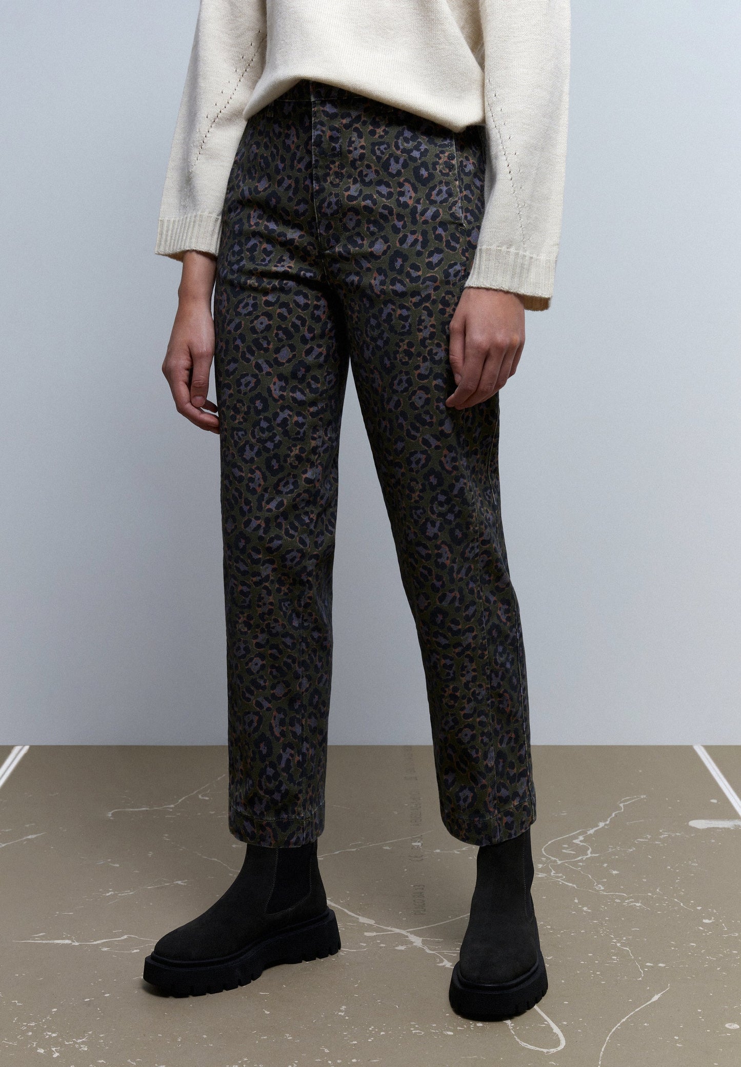 CALÇAS CHINOS COM ESTAMPADO ANIMAL