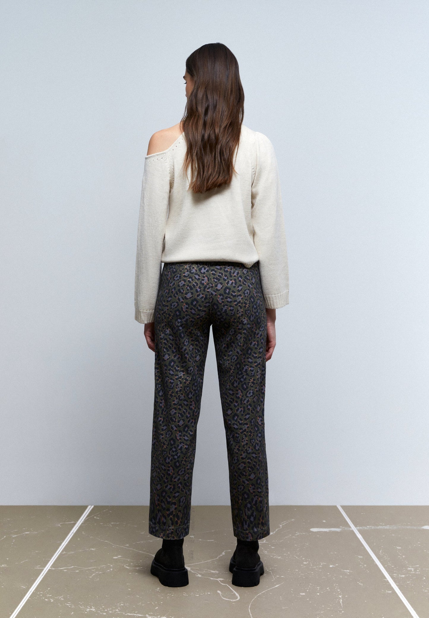 CALÇAS CHINOS COM ESTAMPADO ANIMAL