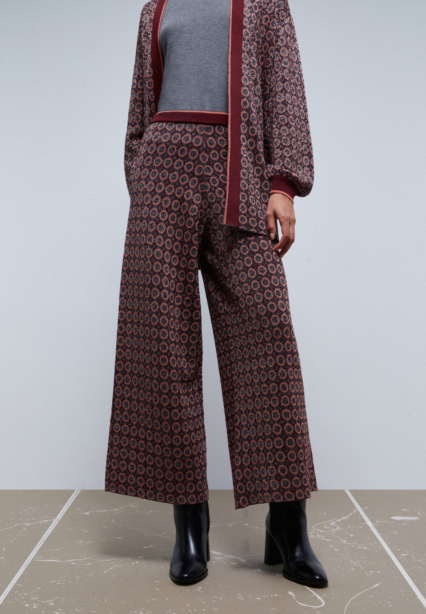 CALÇAS ANKLE FLARE DE MALHA COM FIO METALIZADO