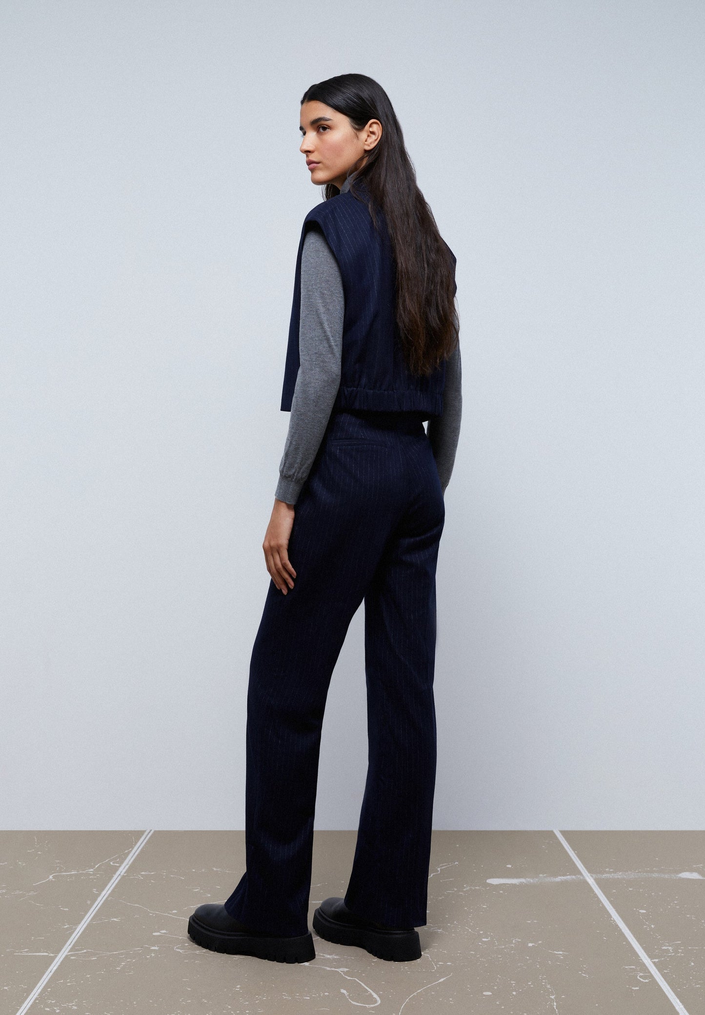 CALÇAS DIREITAS COM RISCA DIPLOMÁTICA