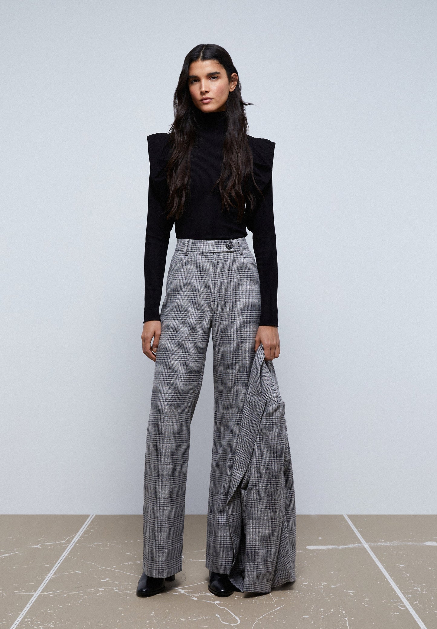 CALÇAS AOS QUADRADOS PORMENOR DE BOTÃO