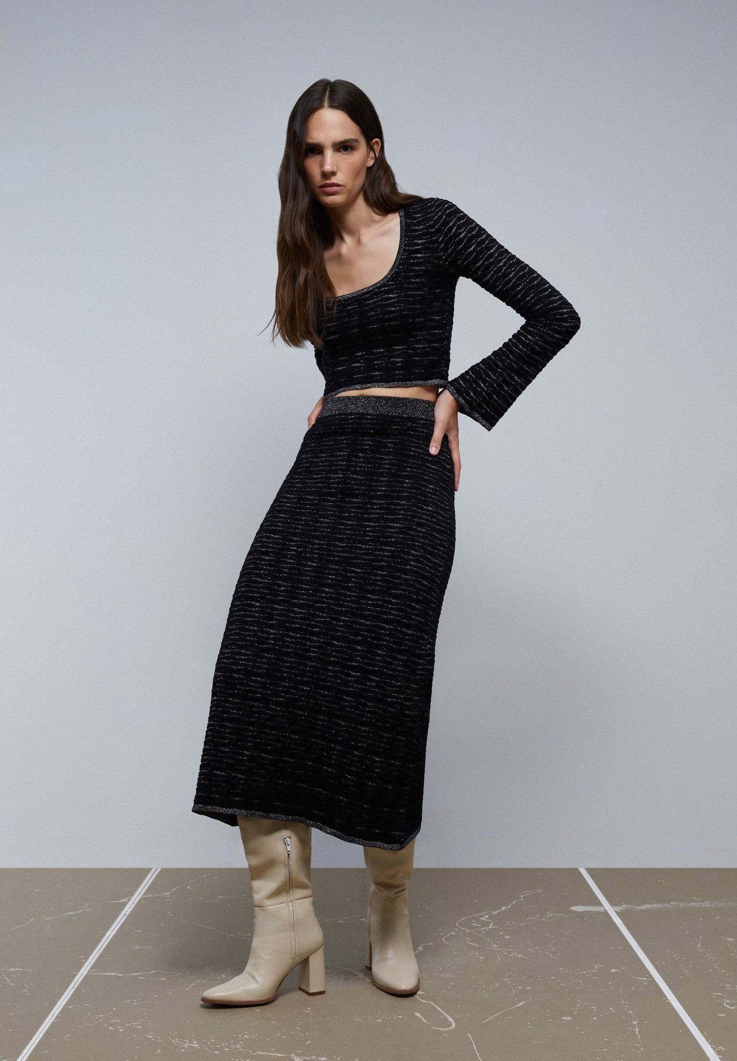 TOP DE MALHA COM FIO METALIZADO E PORMENOR ATRÁS