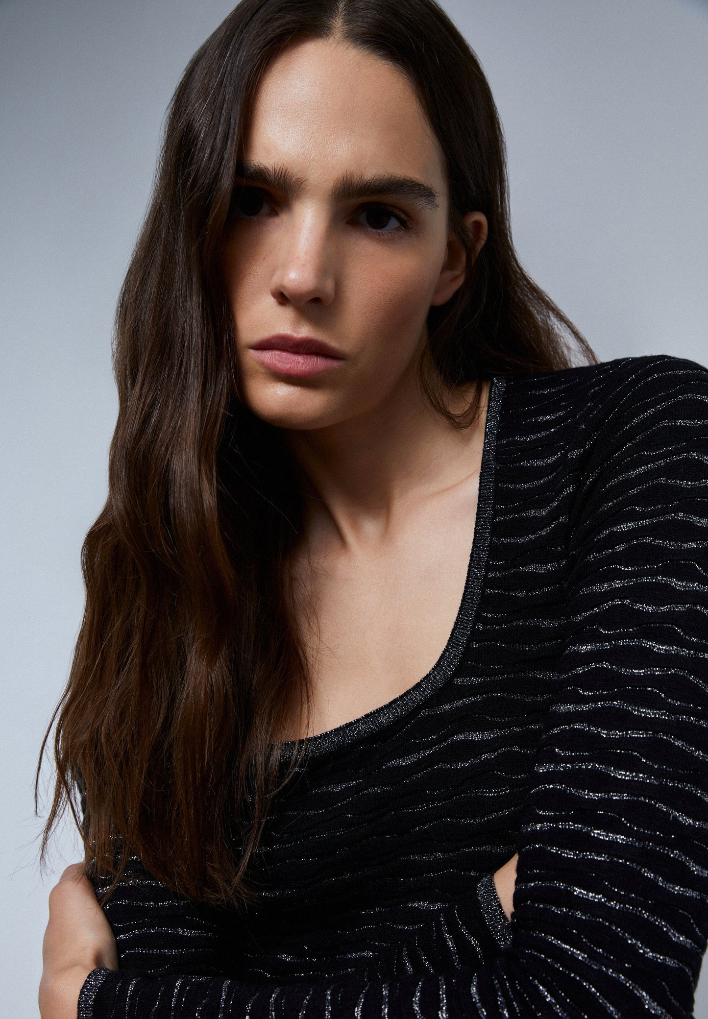 TOP DE MALHA COM FIO METALIZADO E PORMENOR ATRÁS