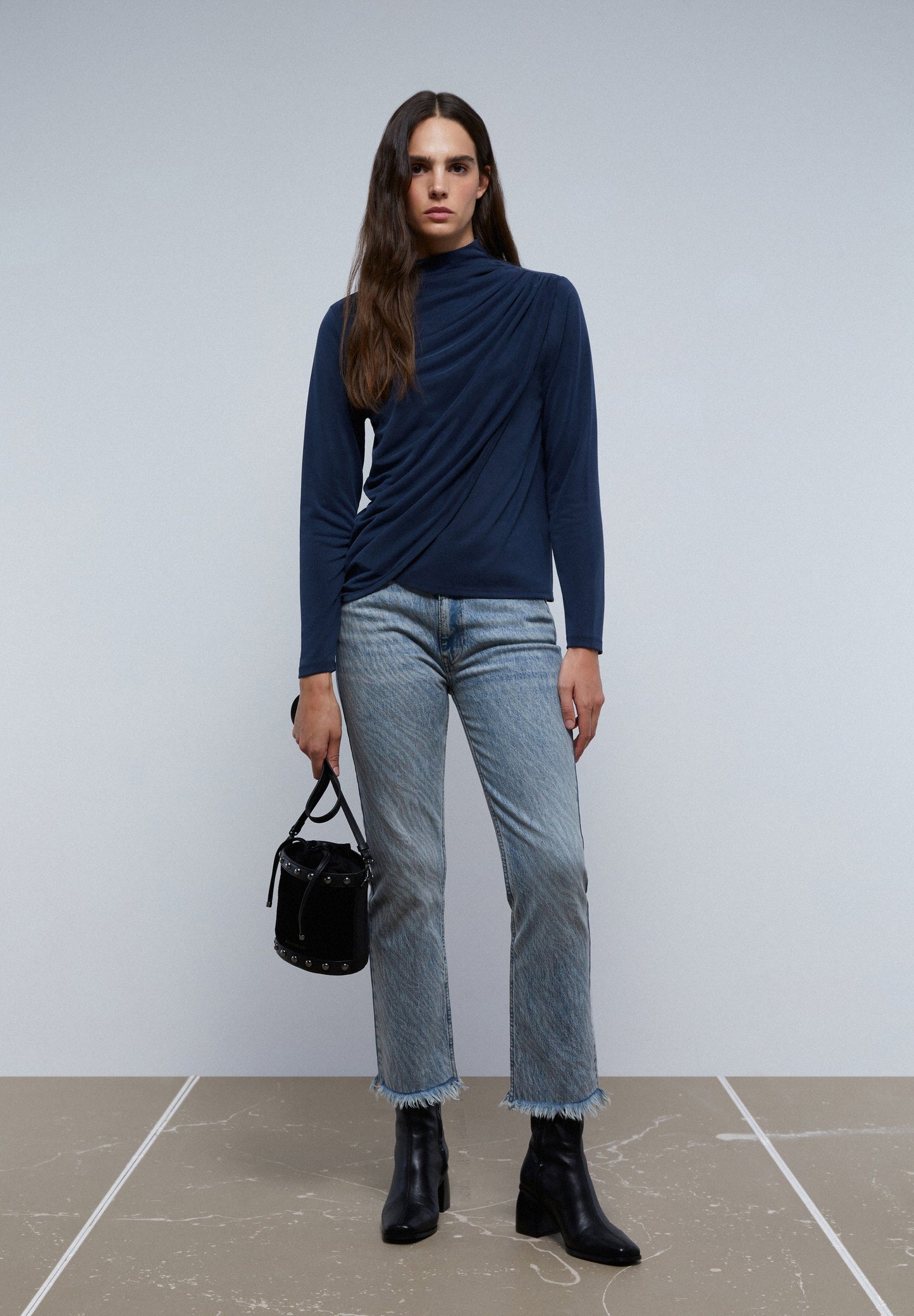 TOP COM PORMENOR DRAPEADO NO OMBRO