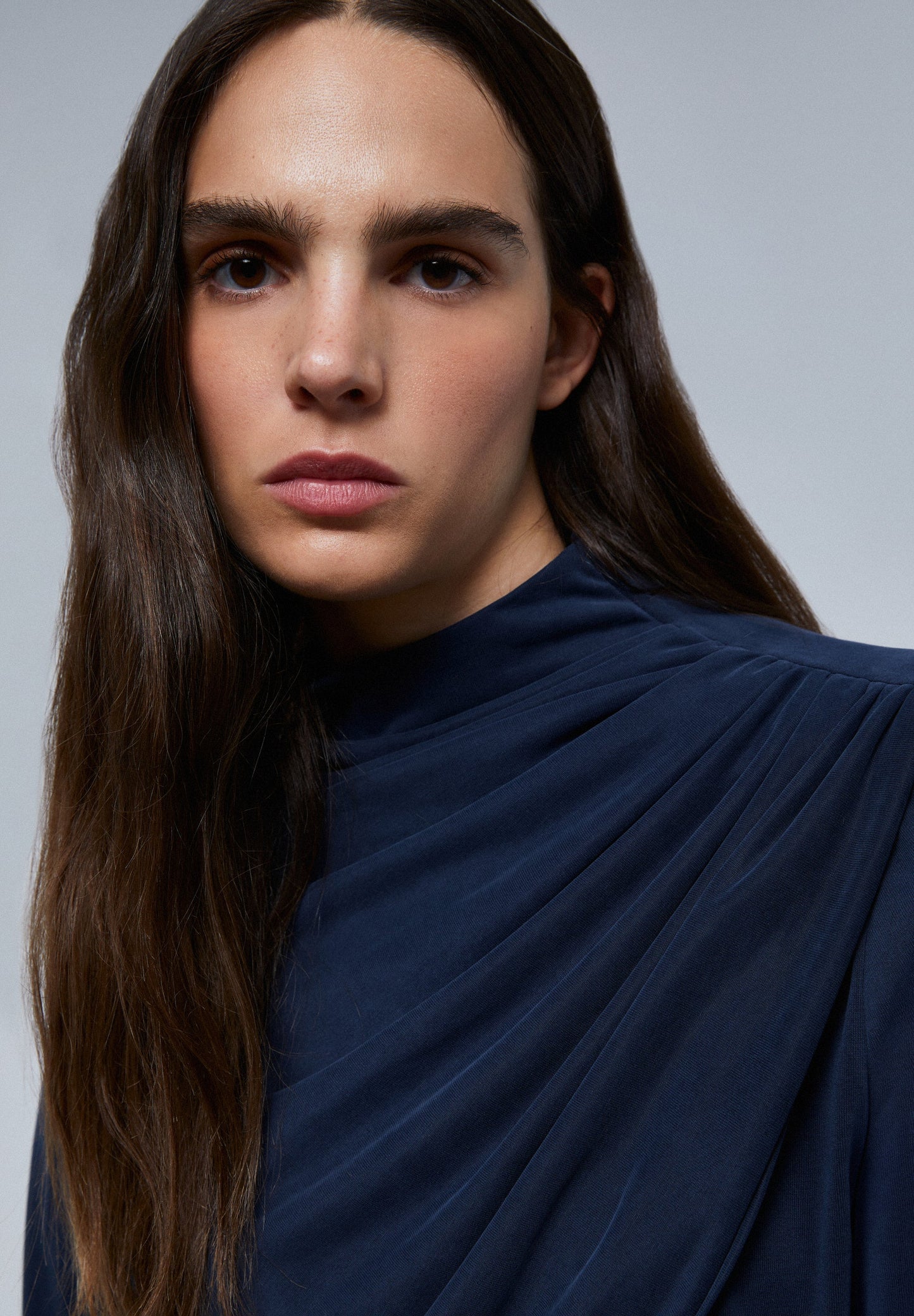 TOP COM PORMENOR DRAPEADO NO OMBRO