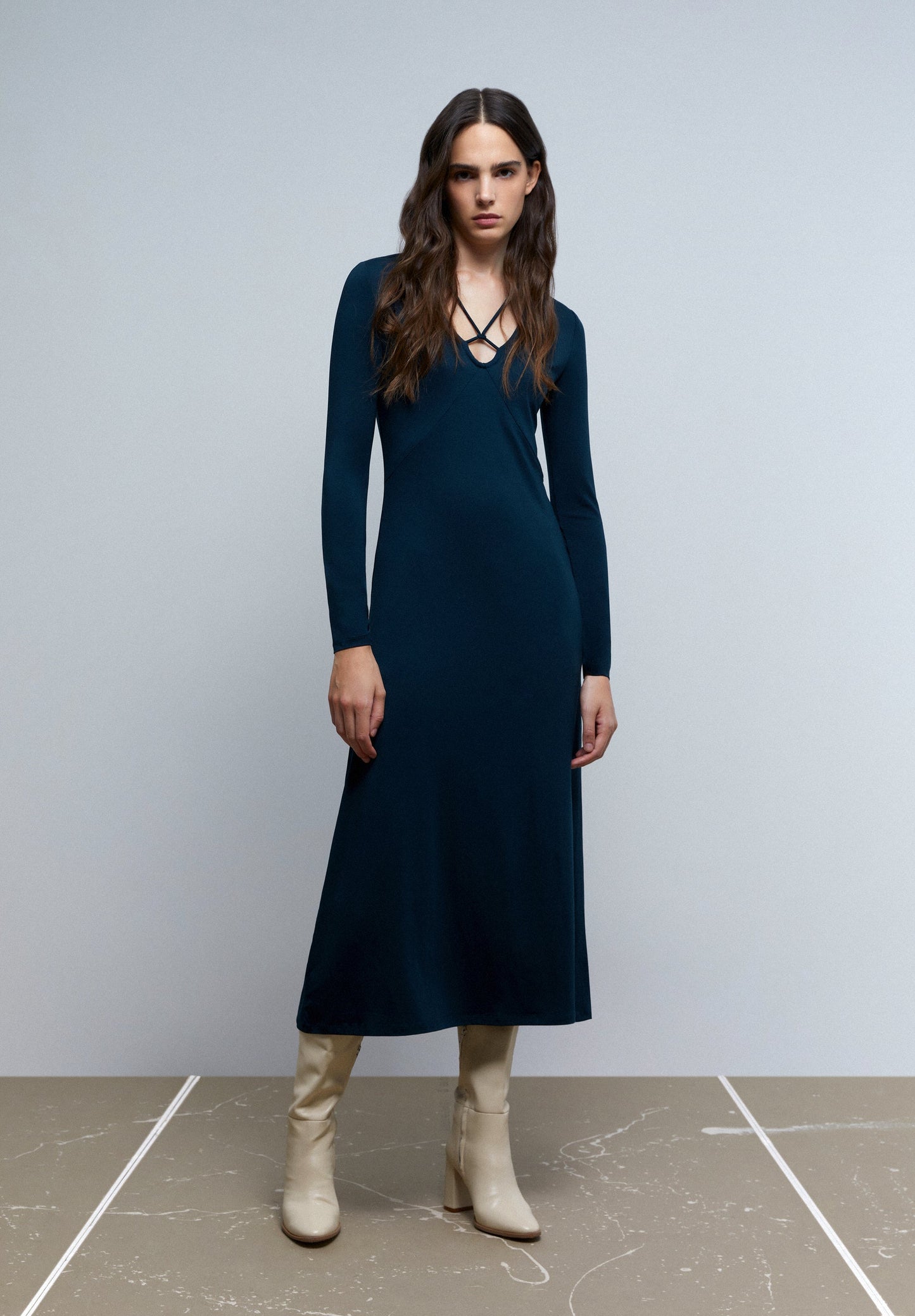 VESTIDO COM PORMENOR NO DECOTE