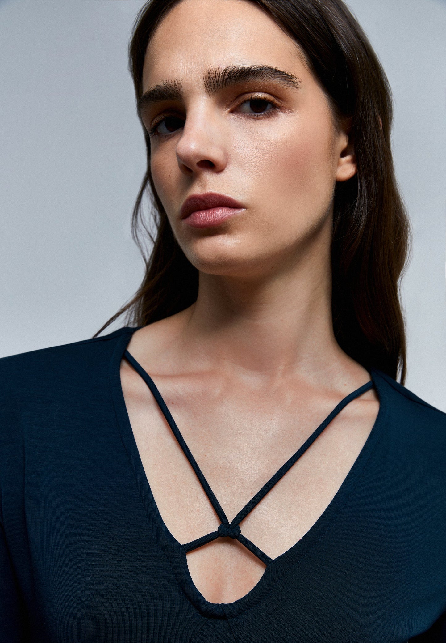 VESTIDO COM PORMENOR NO DECOTE