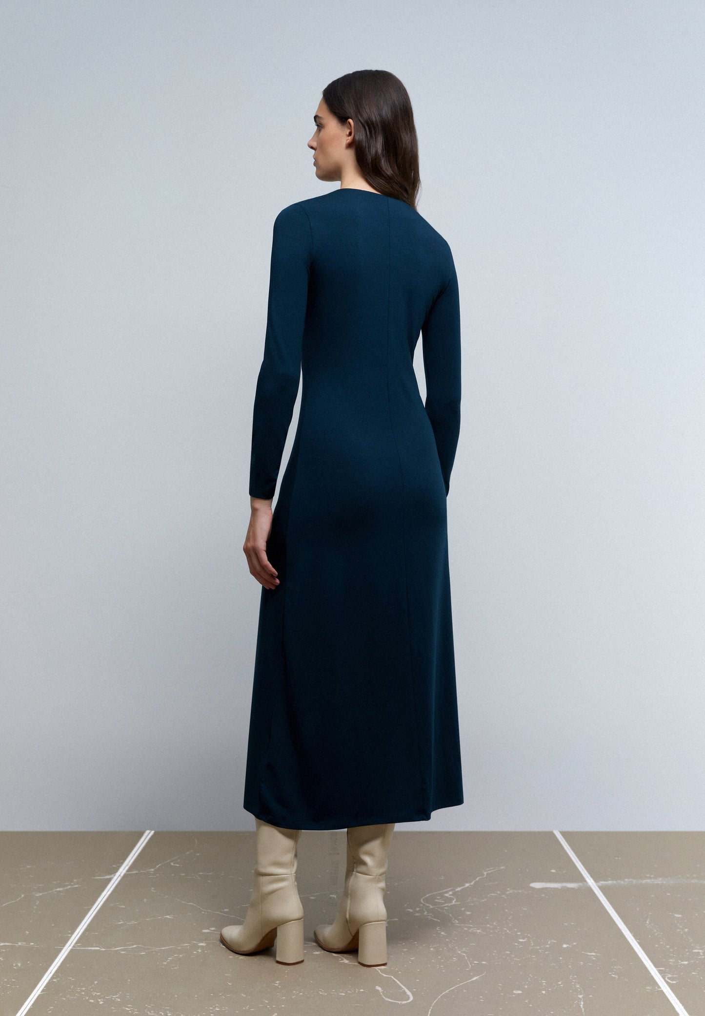 VESTIDO COM PORMENOR NO DECOTE