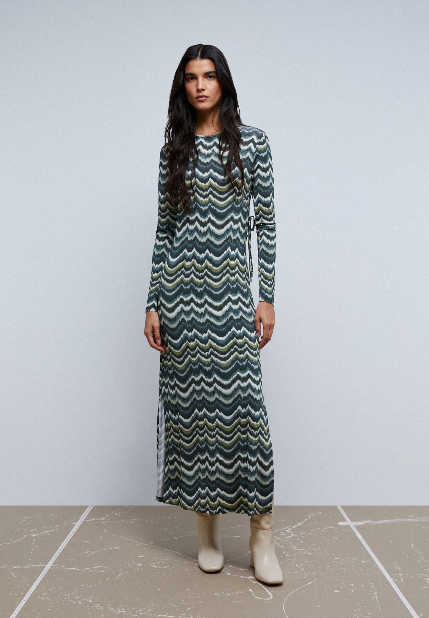 VESTIDO MIDI COM ABERTURA ATRÁS