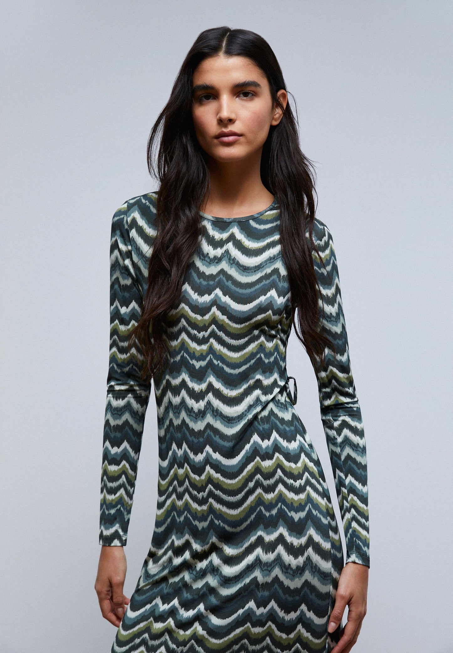 VESTIDO MIDI COM ABERTURA ATRÁS