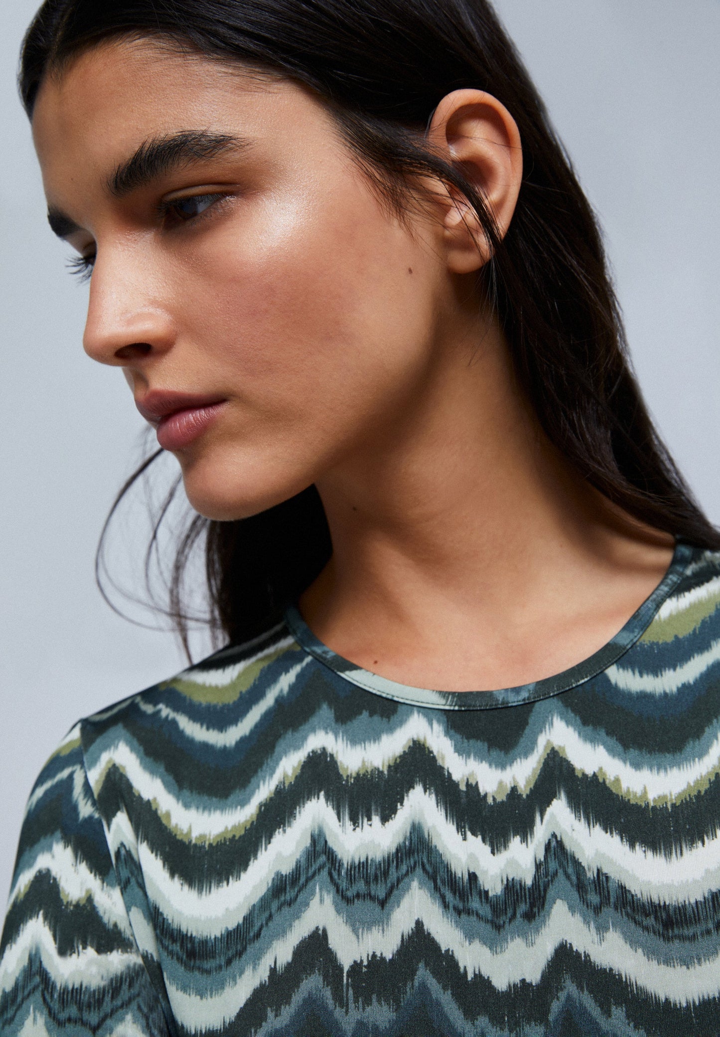 VESTIDO MIDI COM ABERTURA ATRÁS