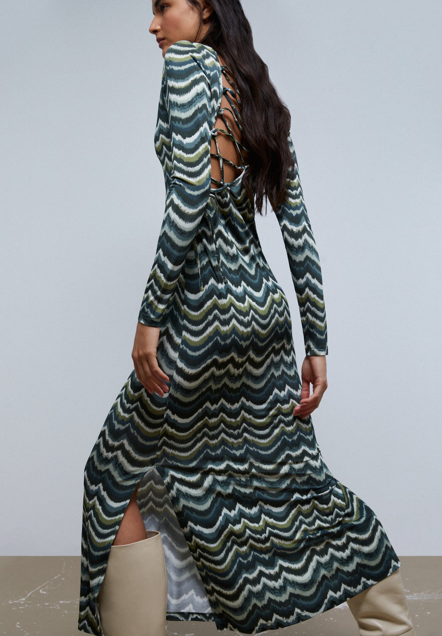 VESTIDO MIDI COM ABERTURA ATRÁS