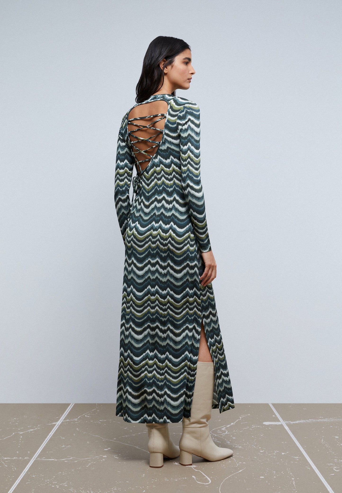 VESTIDO MIDI COM ABERTURA ATRÁS