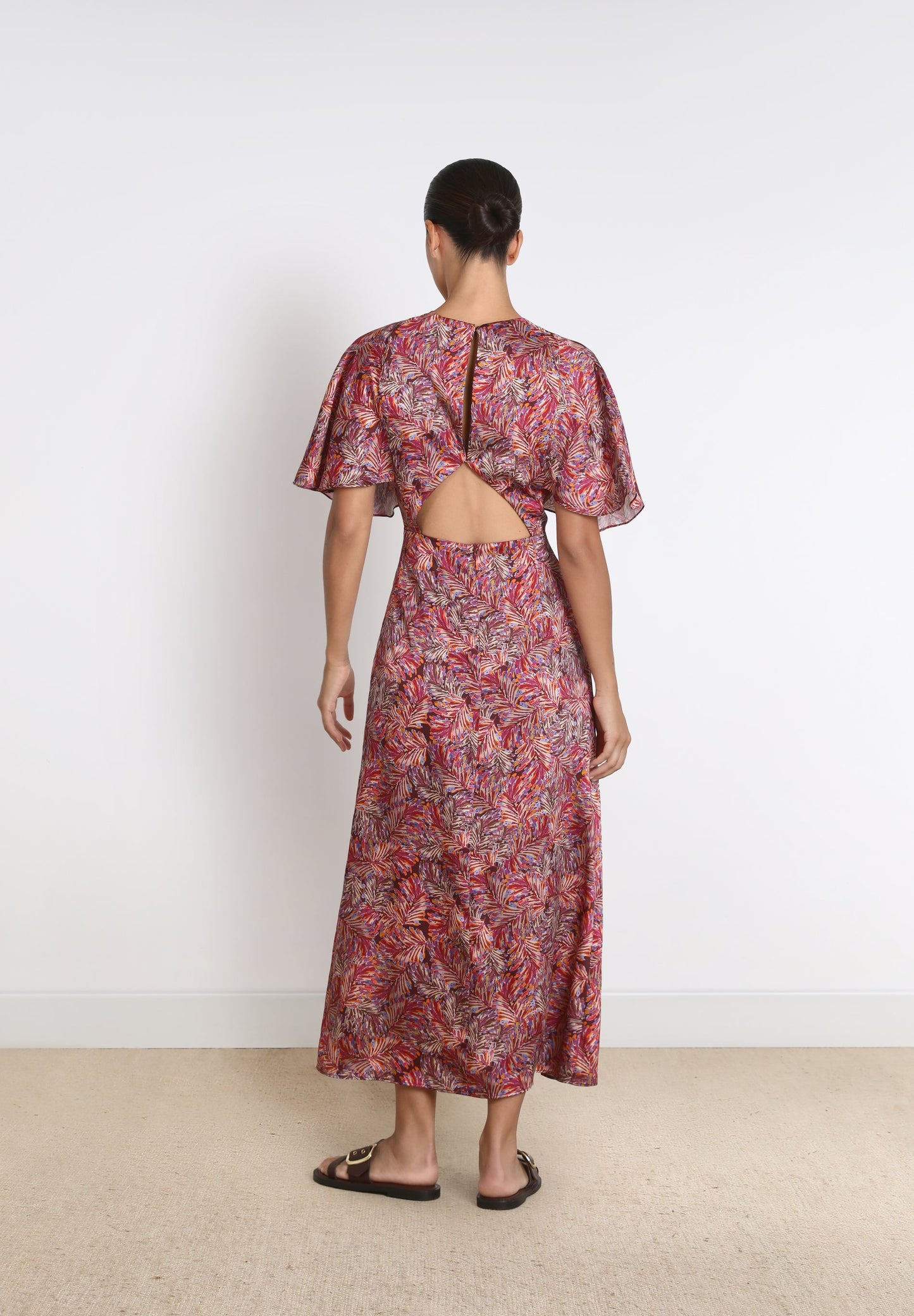 VESTIDO COM ABERTURA ATRÁS