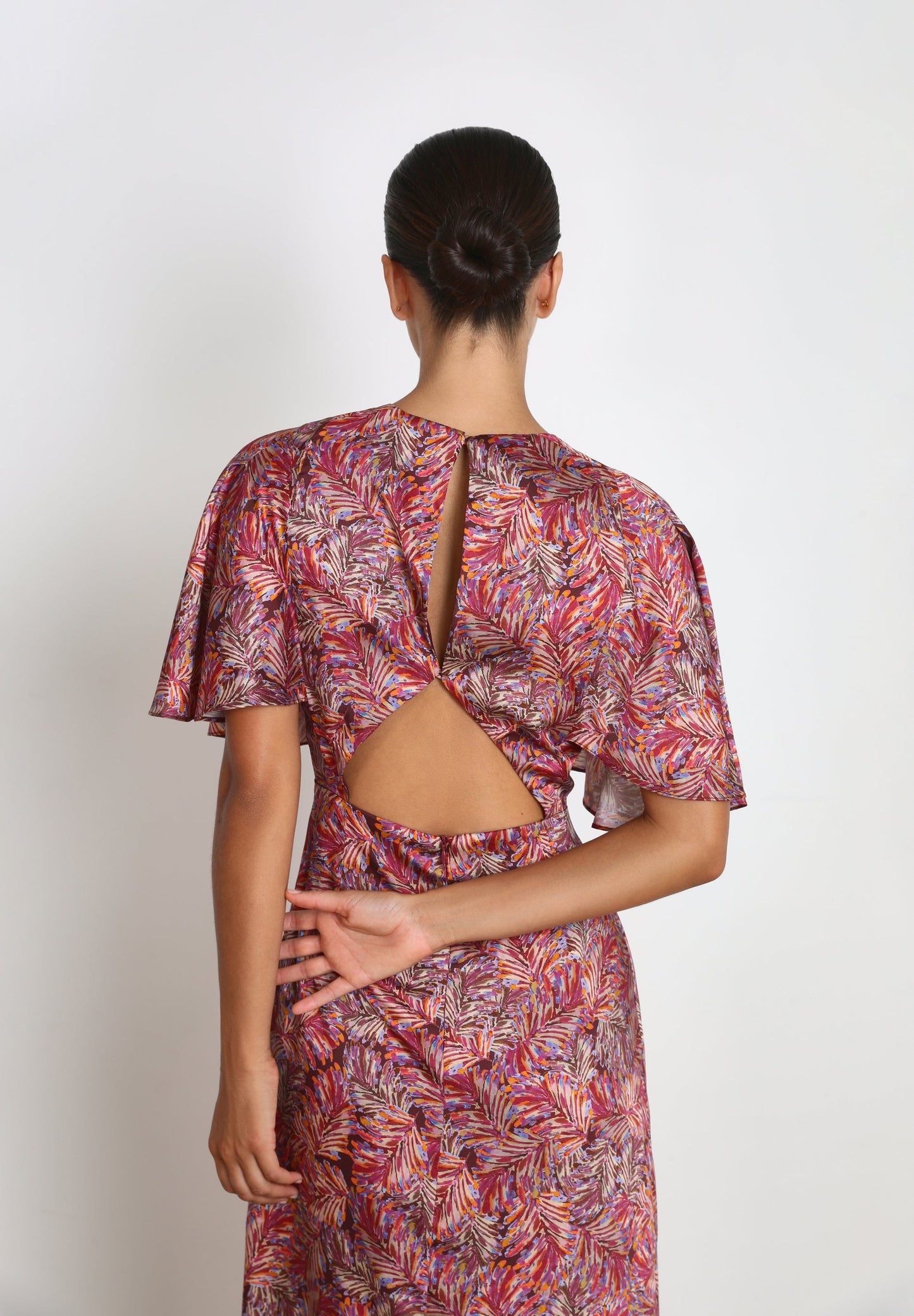 VESTIDO COM ABERTURA ATRÁS