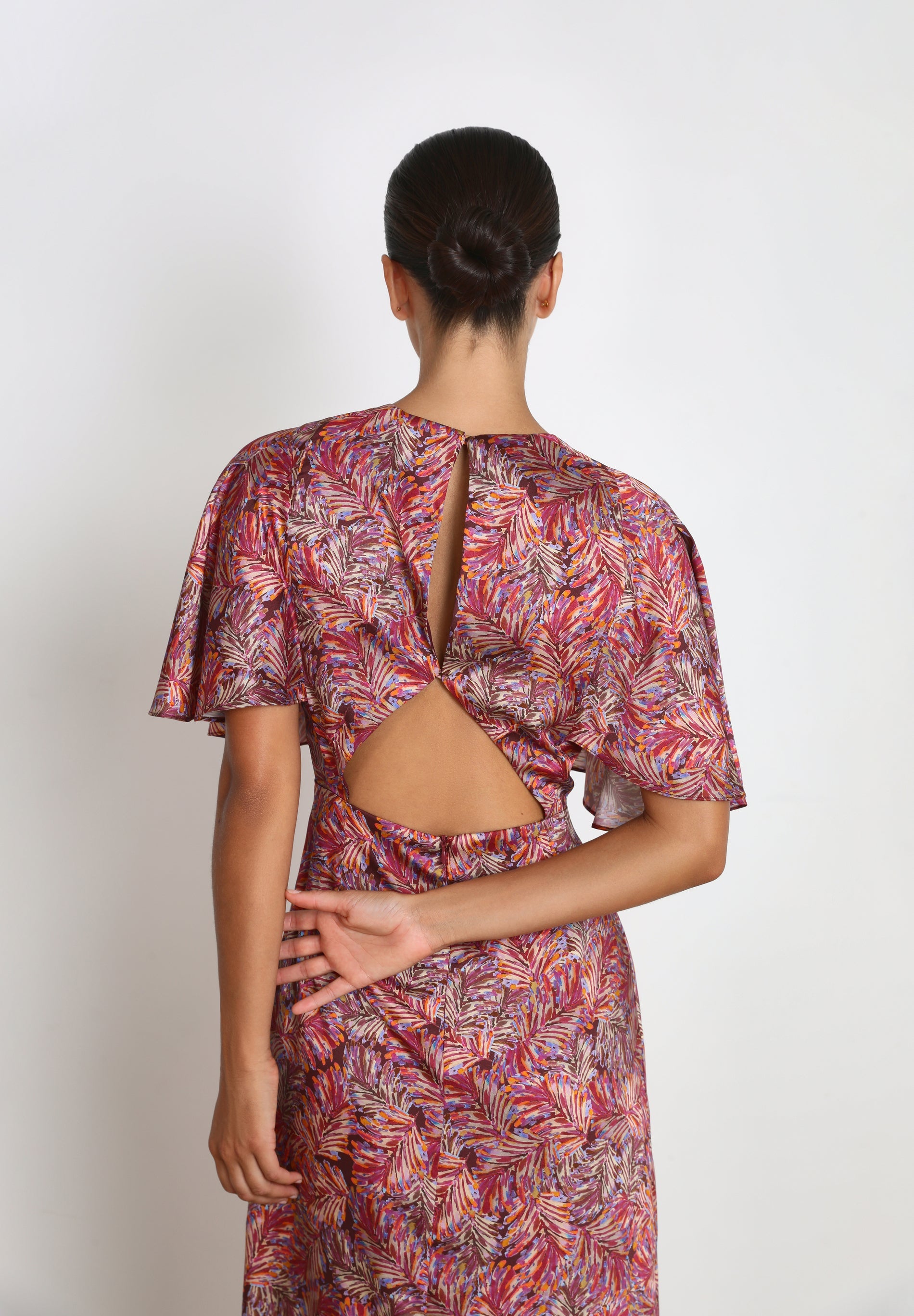 VESTIDO COM ABERTURA ATRÁS