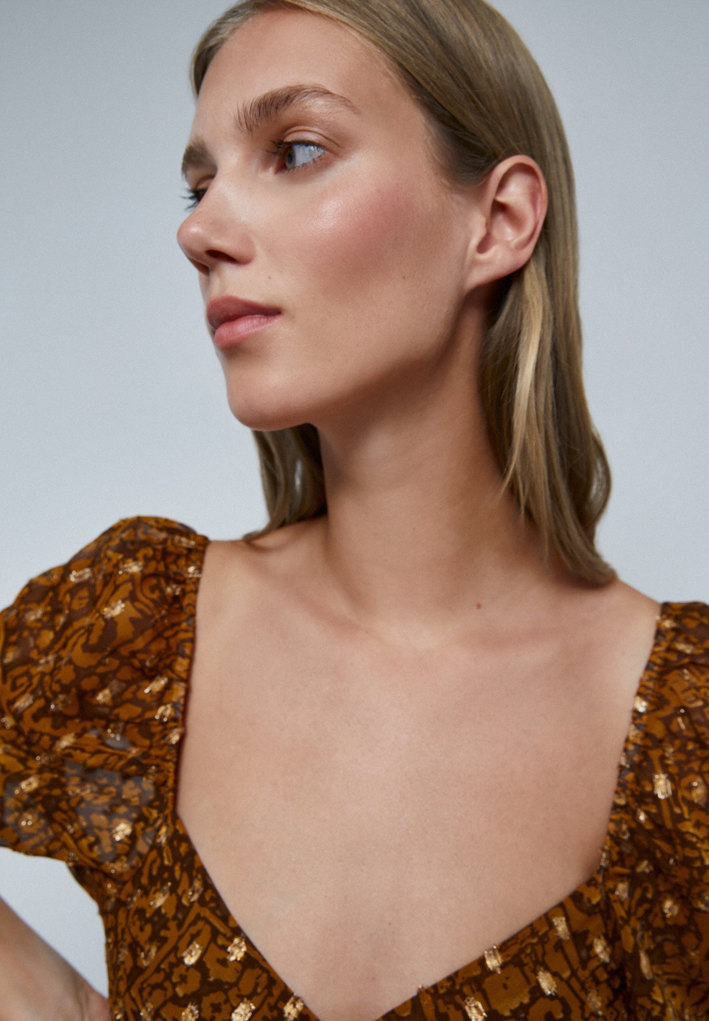 VESTIDO MIDI COM PORMENOR DE FRANZIDO NO PEITO