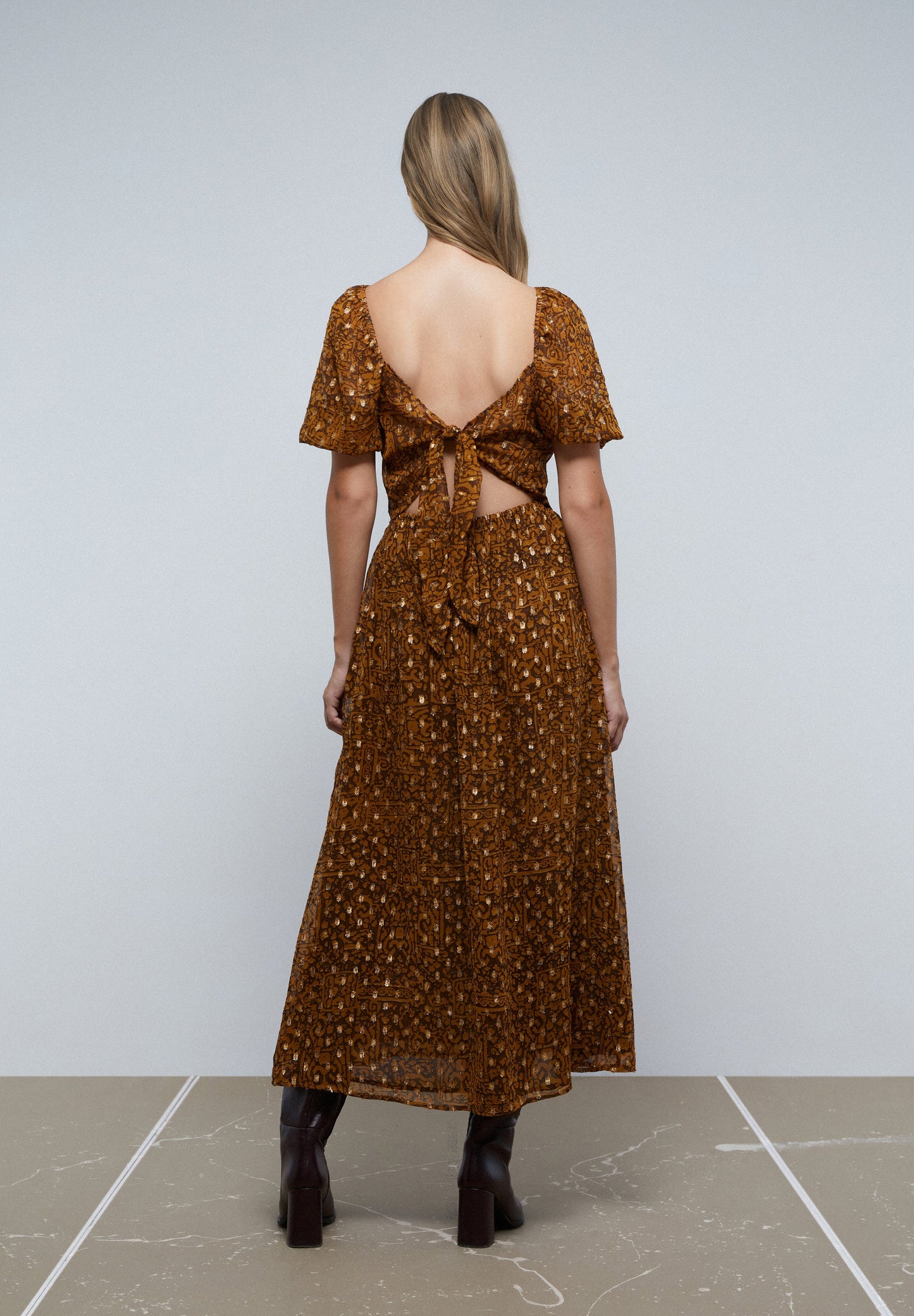 VESTIDO MIDI COM PORMENOR DE FRANZIDO NO PEITO