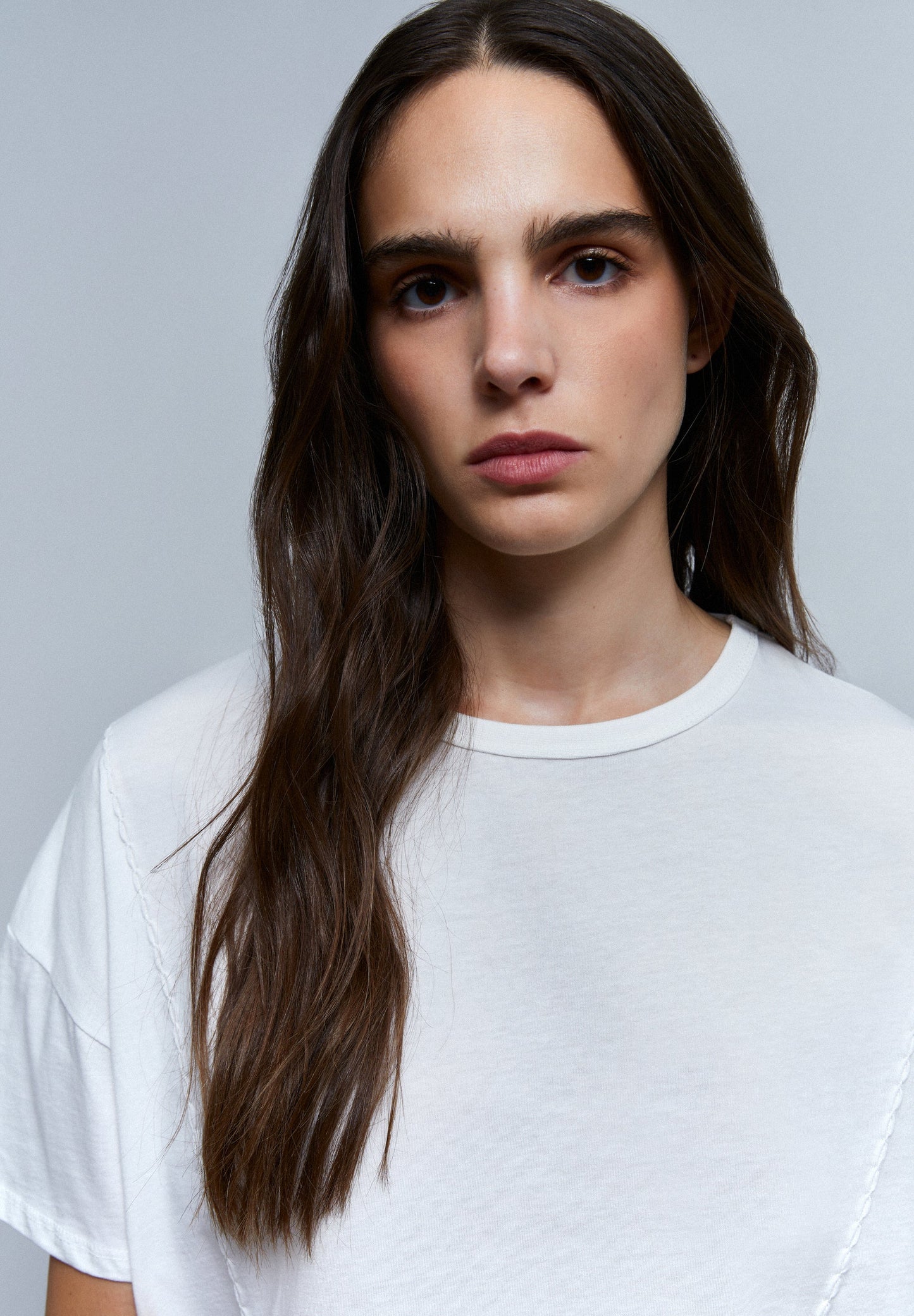 T-SHIRT COM COSTURA À FRENTE