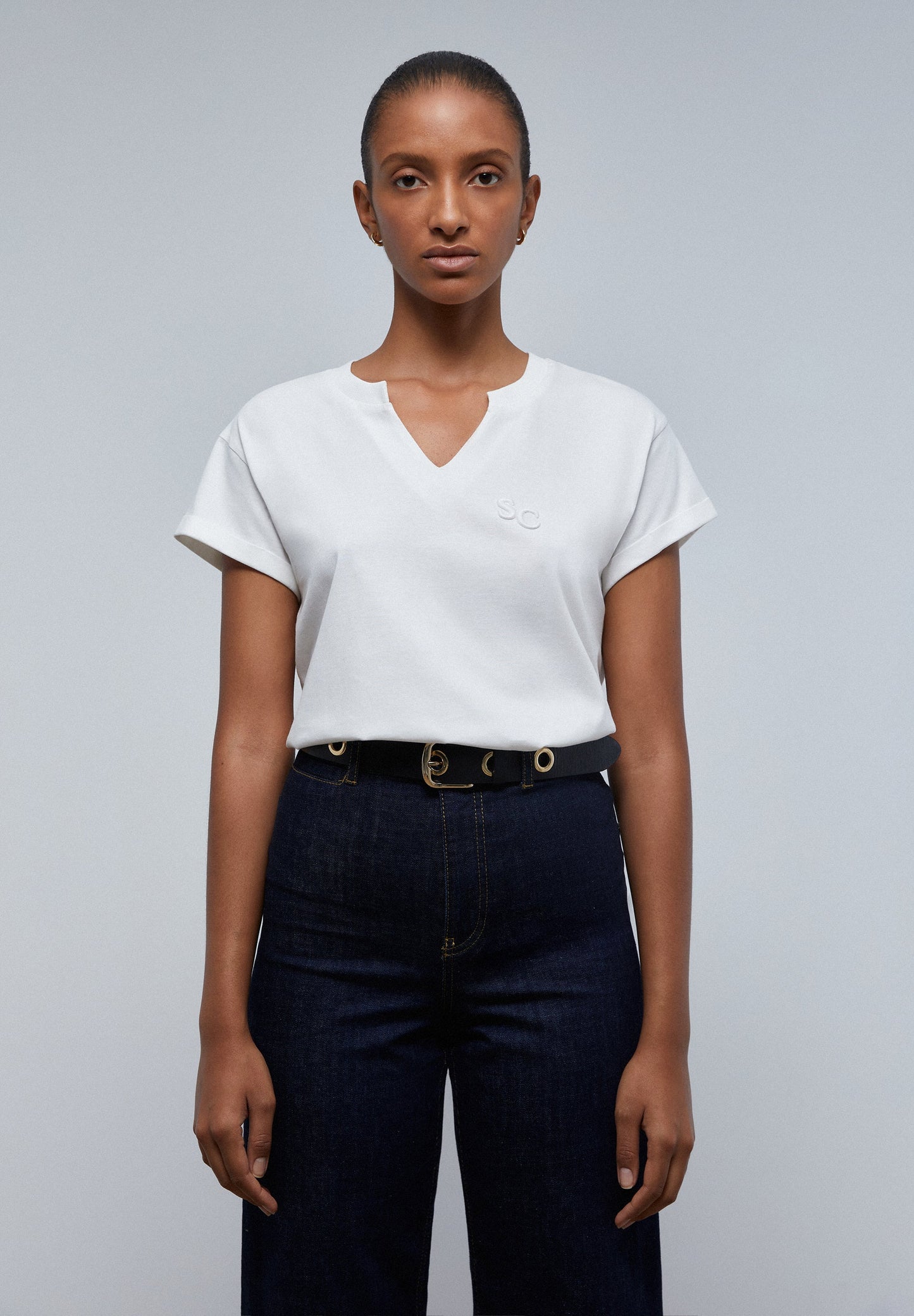 T-SHIRT COM DECOTE EM V E LOGÓTIPO