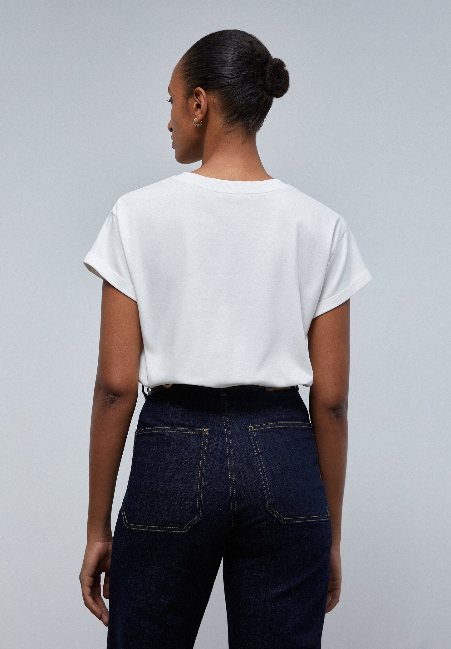 T-SHIRT COM DECOTE EM V E LOGÓTIPO