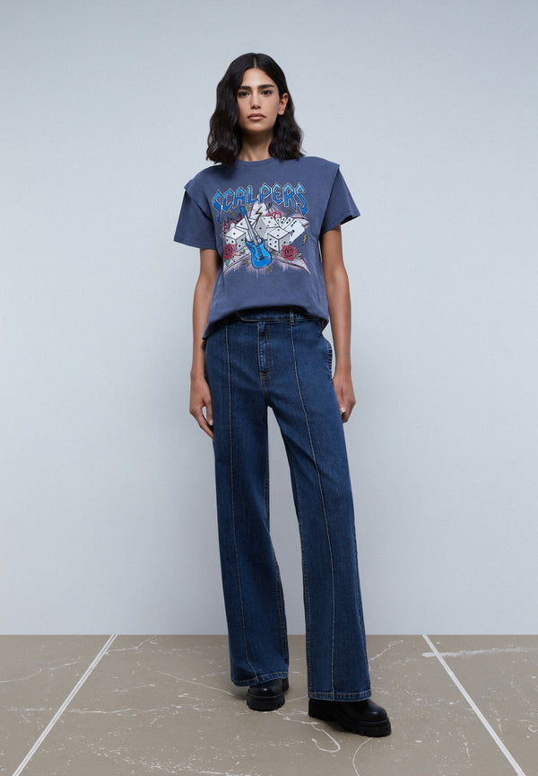T-SHIRT COM PREGA E PADRÃO