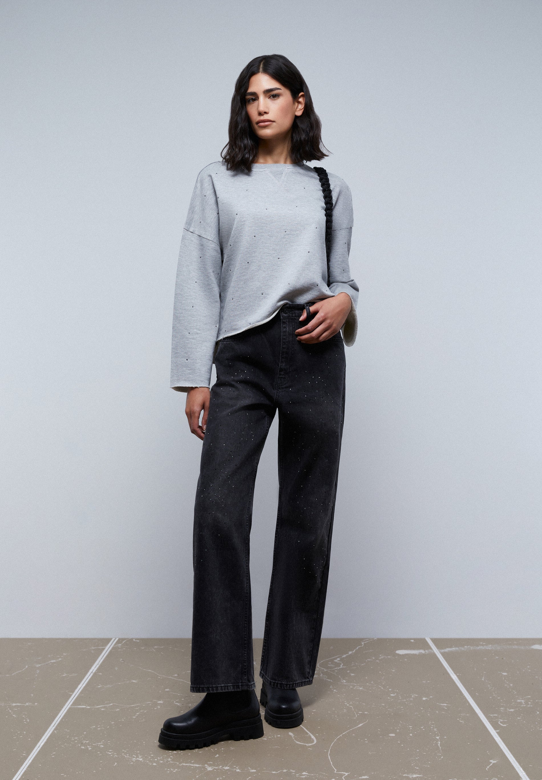 SWEATSHIRT COM PORMENOR DE CRISTAIS