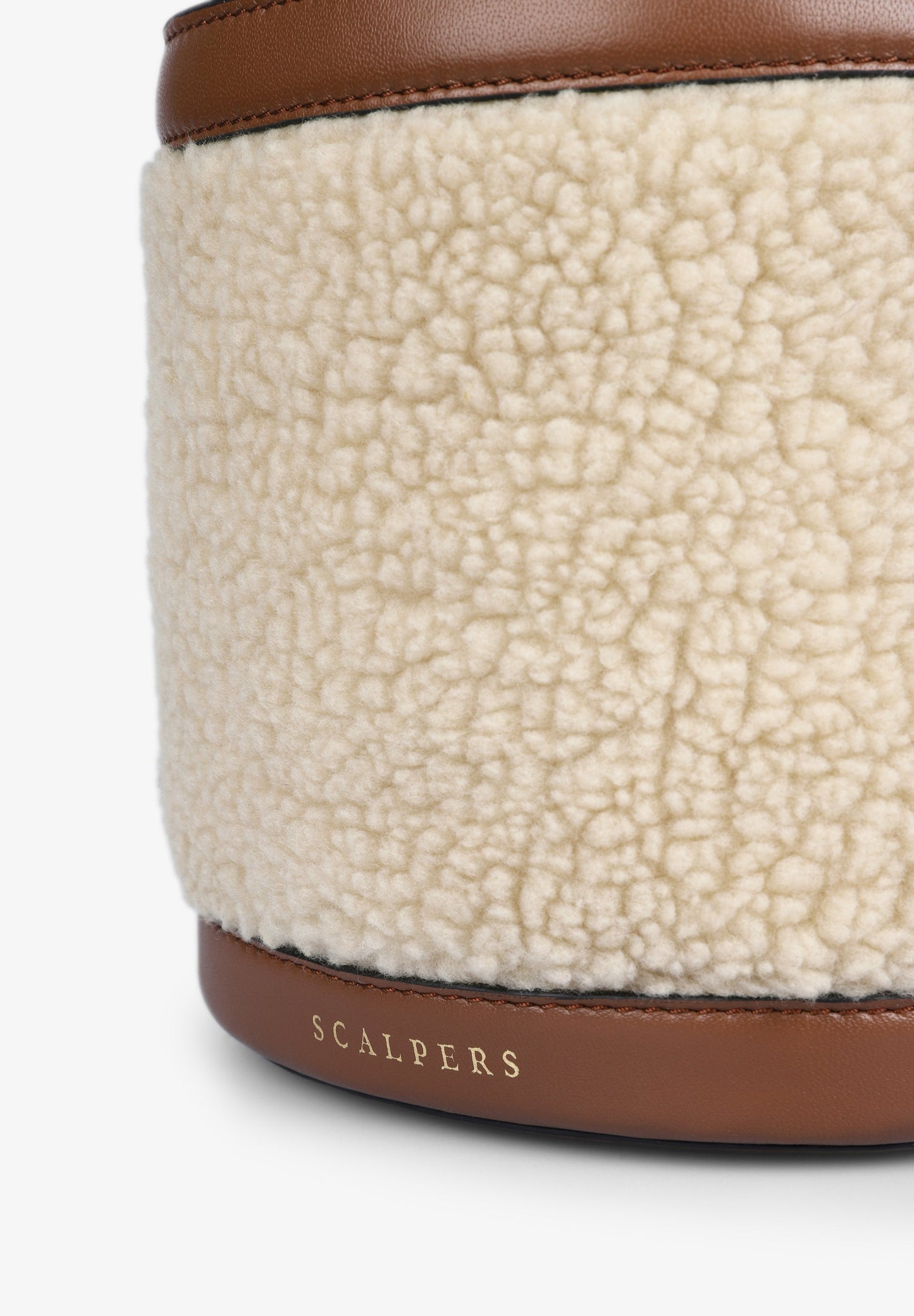 BOLSA CUBO EM PELO ENCARACOLADO