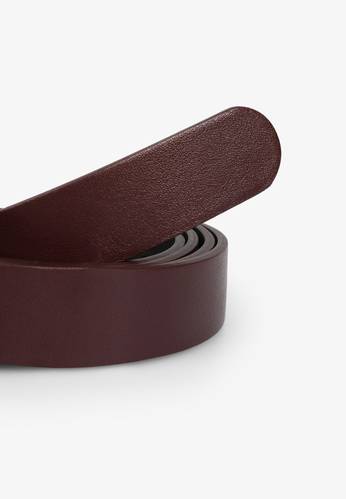 CINTO EM PELE COM PORMENOR DE FIVELA