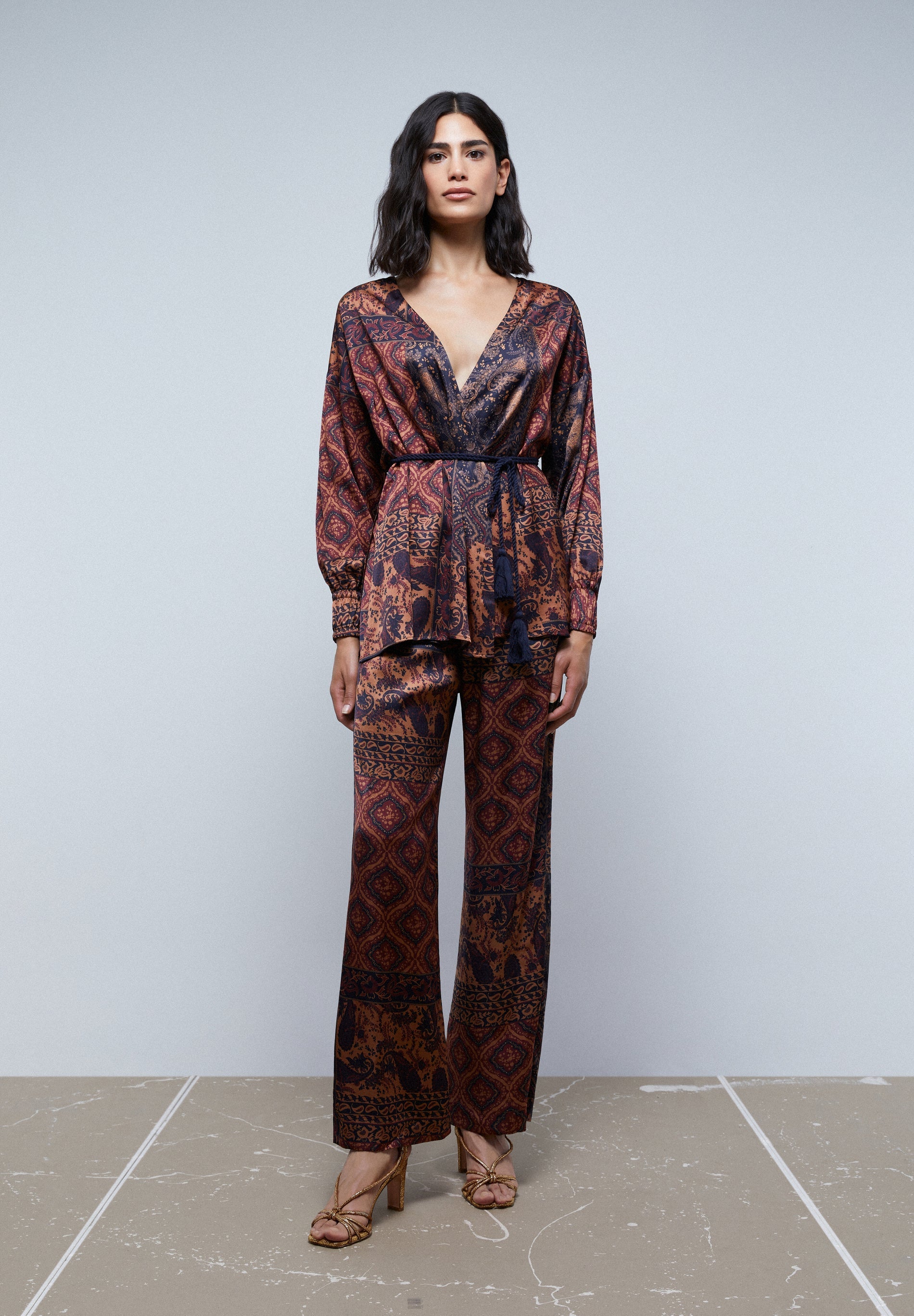 CALÇAS FLUIDAS PAISLEY